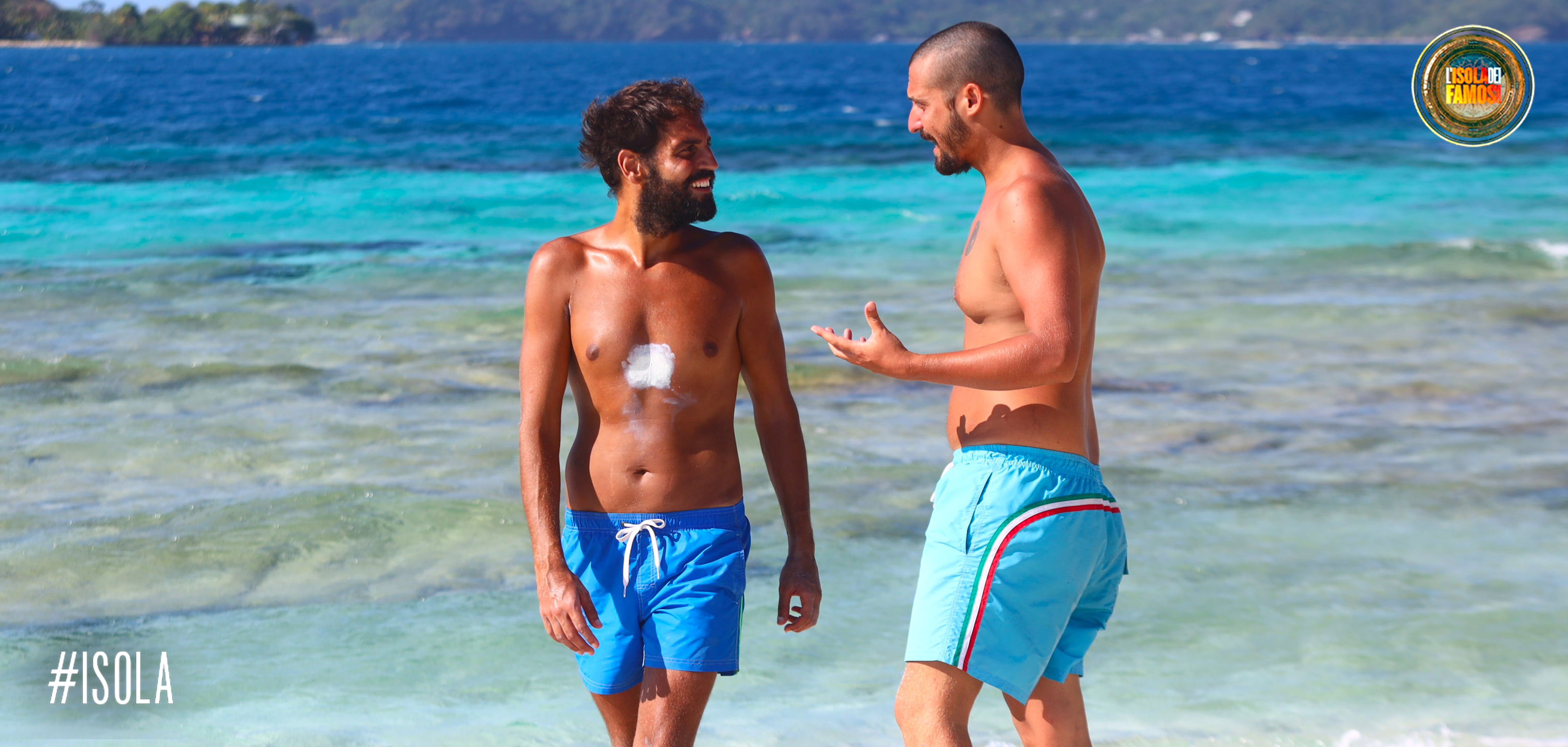 Aras ascolta Edoardo con grande attenzione e ammirazione.