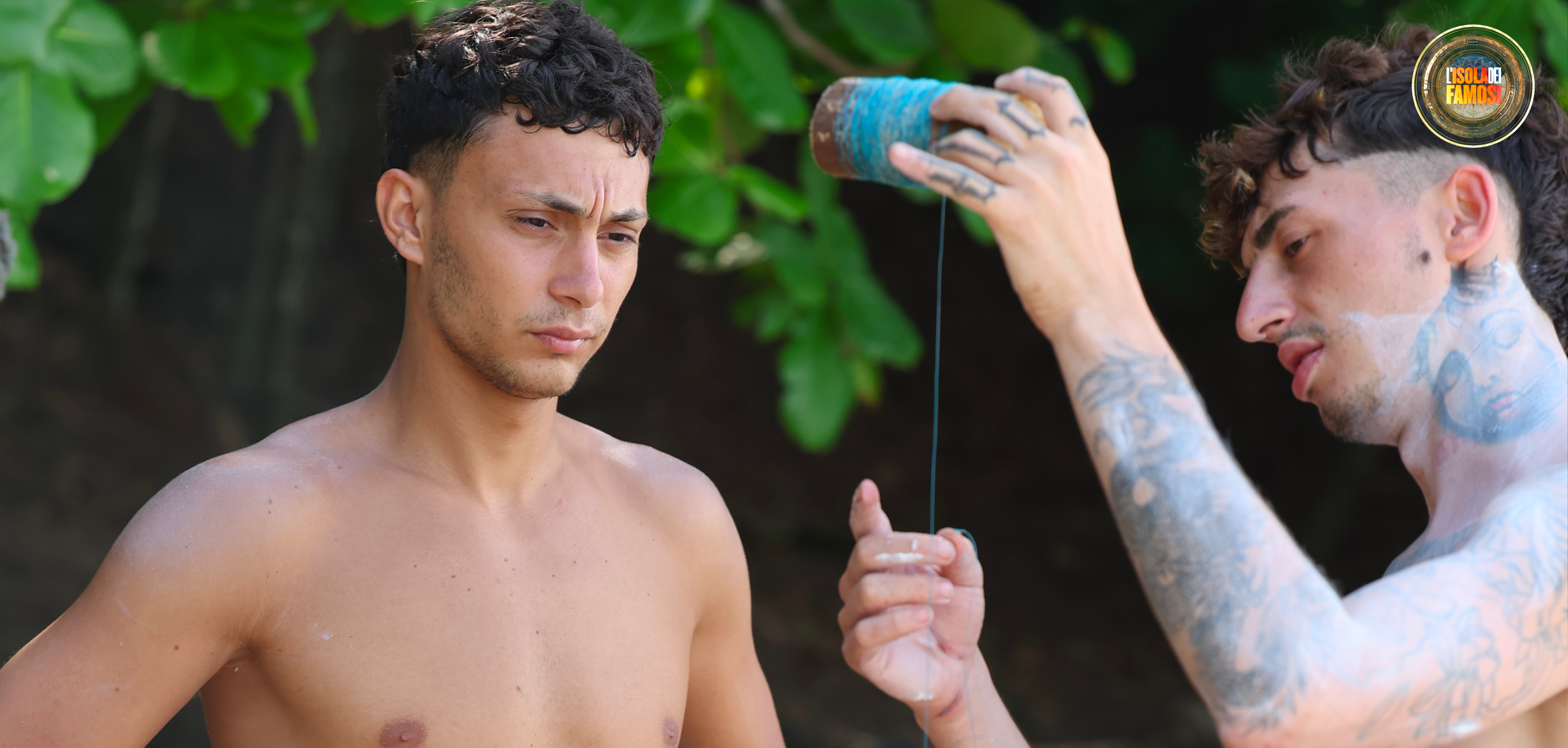 Nunzio e Spadino alle prese con il nuovo kit da pesca.