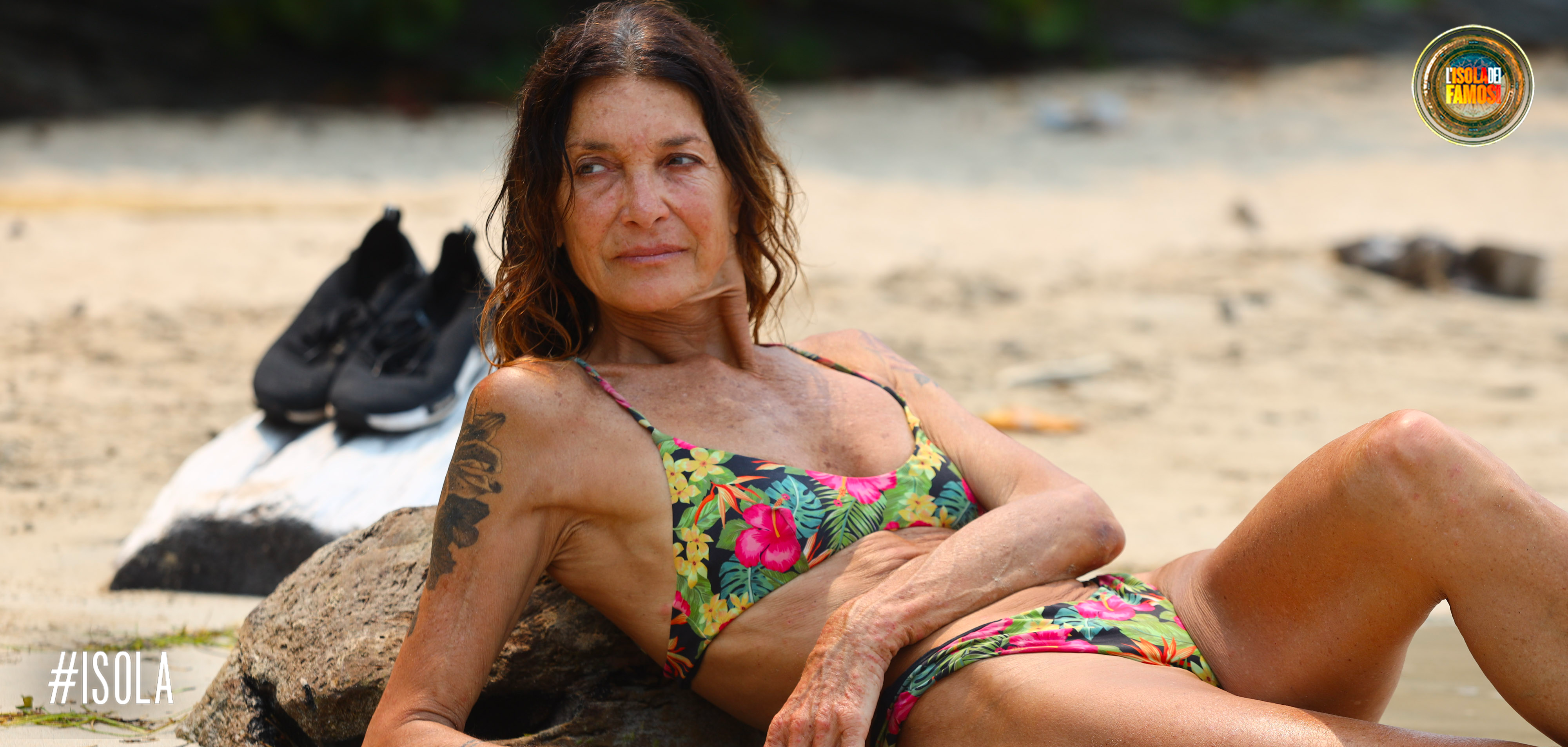 Marina Suma si riposa su una comoda roccia... Andrà bene per il suo mal di schiena?