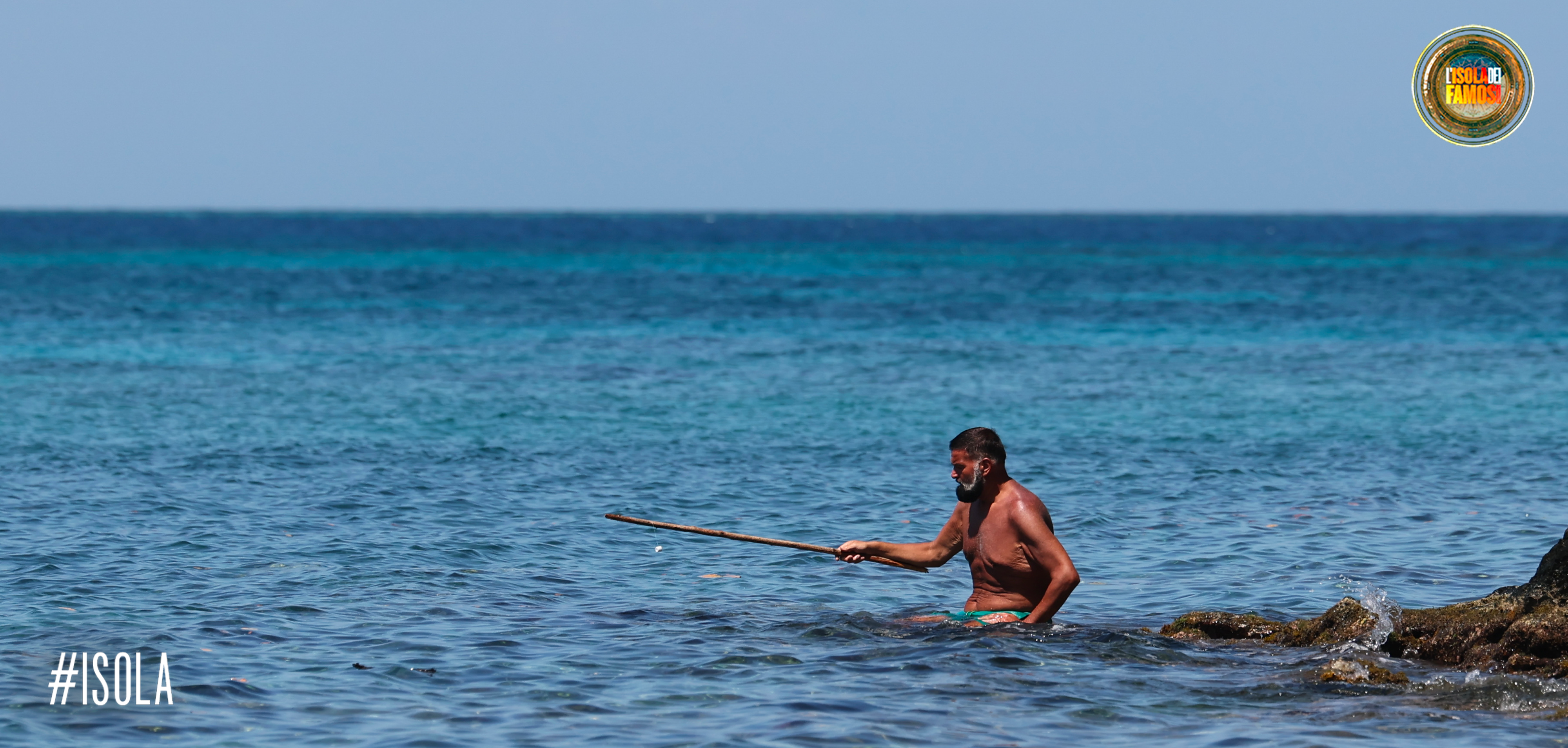 Peppe alle prese con la pesca.