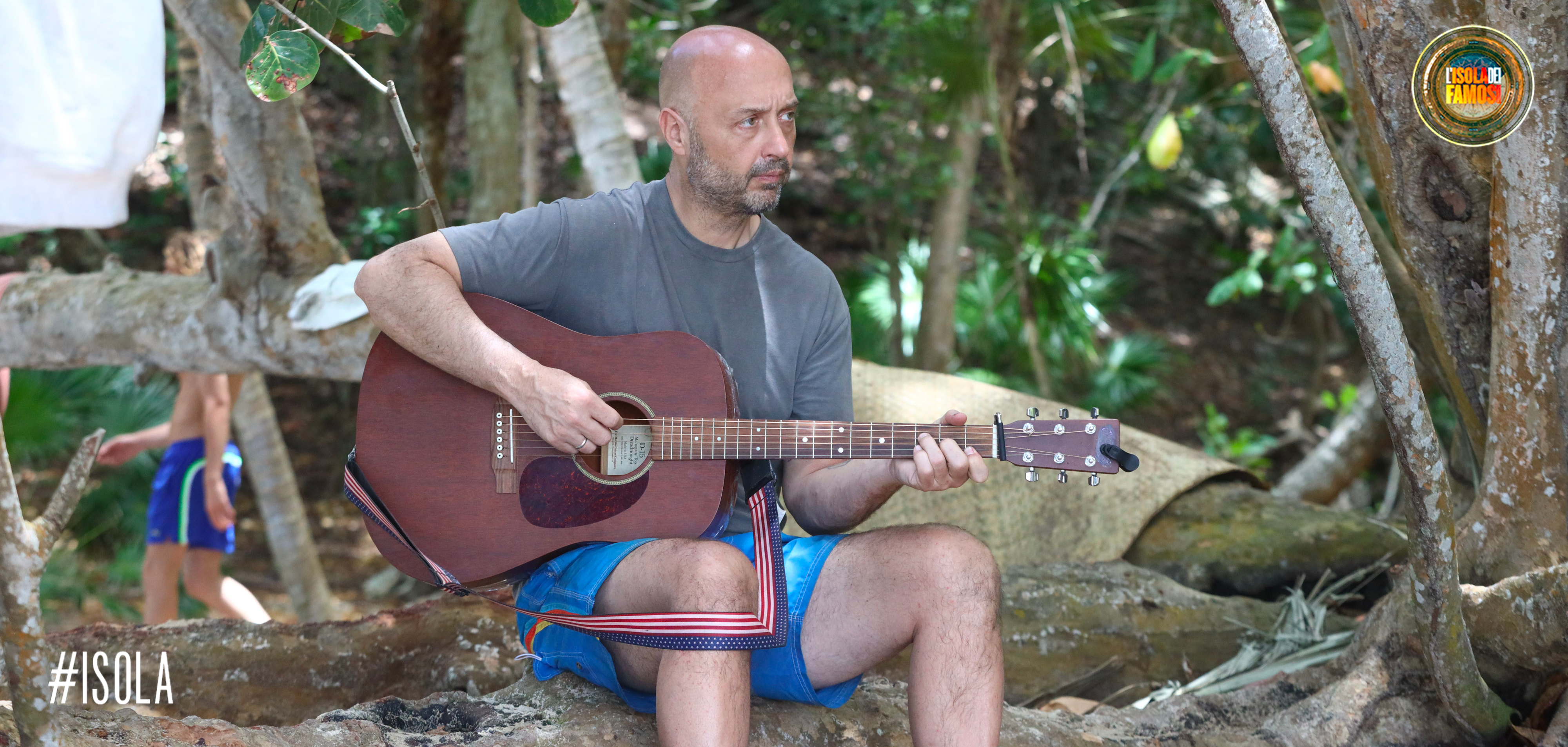 Joe Bastianich canta 'O sole mio ai suoi compagni di avventura.