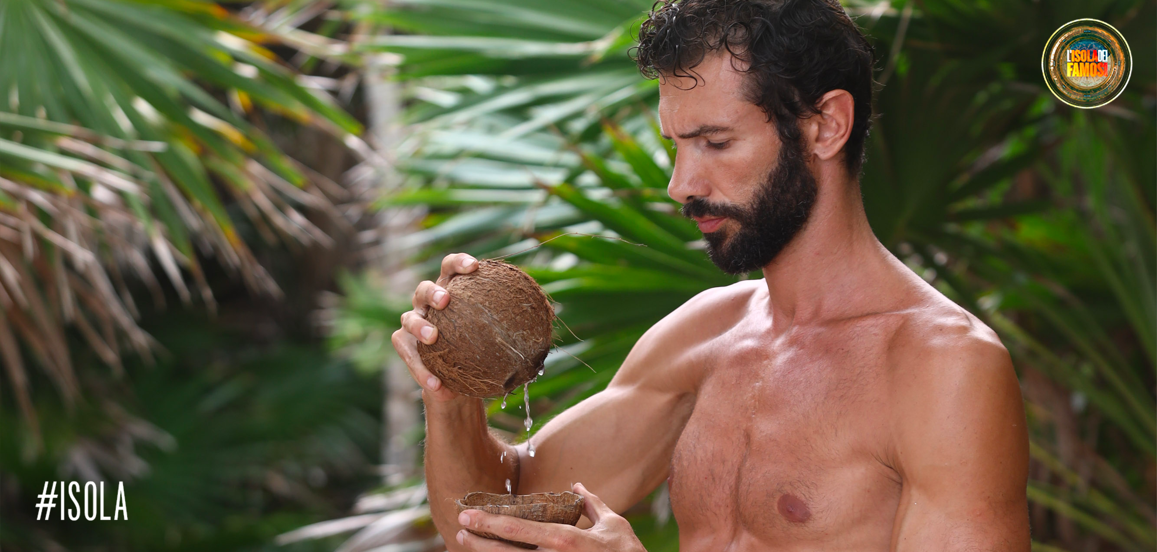 Artur si disseta con un po' di latte di cocco.