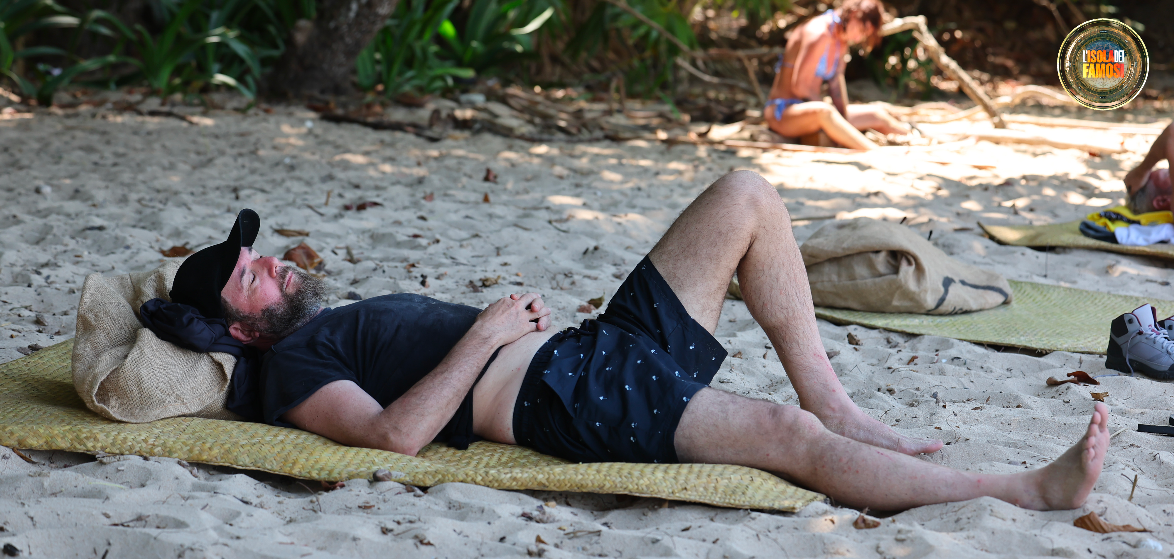 Paolo Vallesi si riposa sulla spiaggia.