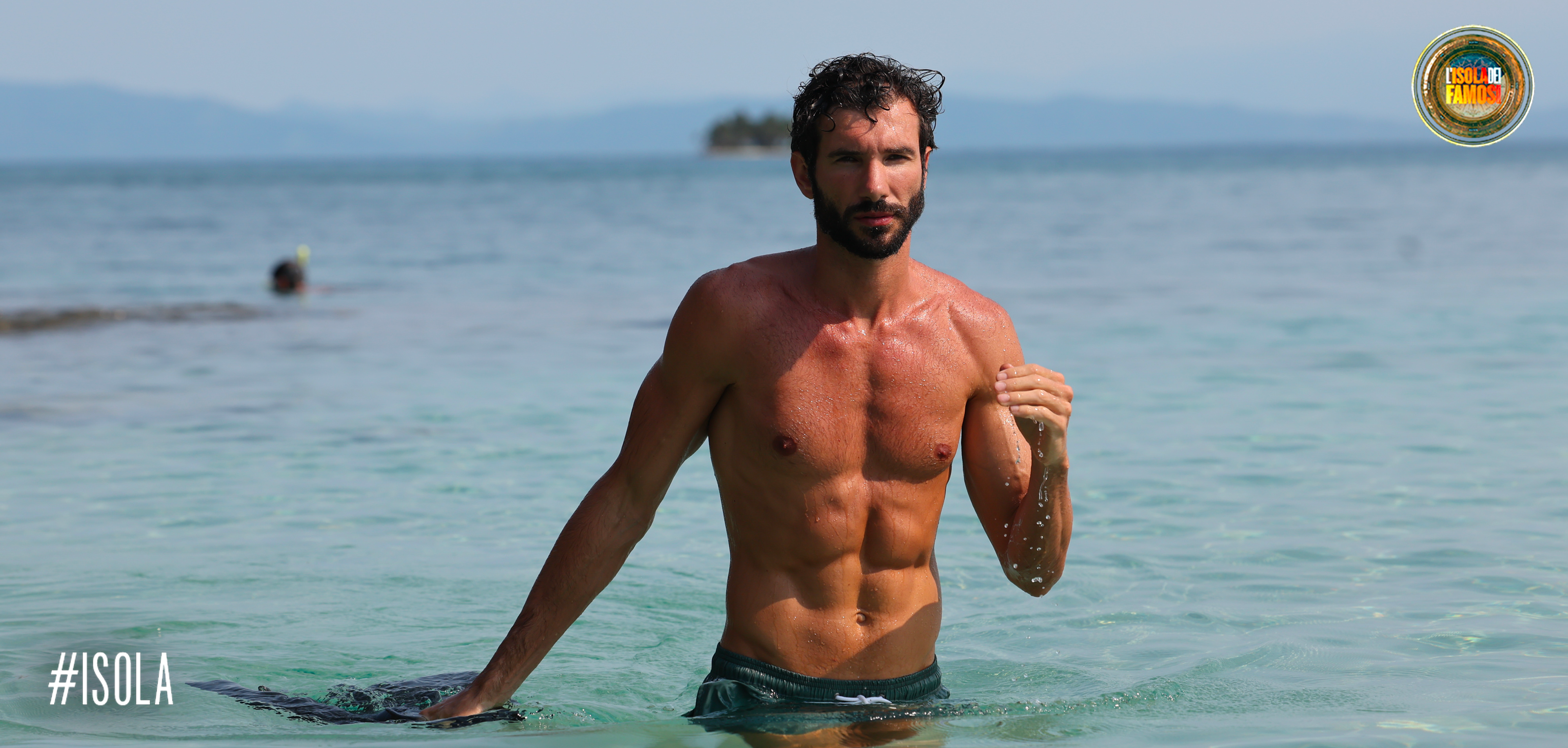 Artur mentre esce dall'acqua cristallina dell'Honduras.