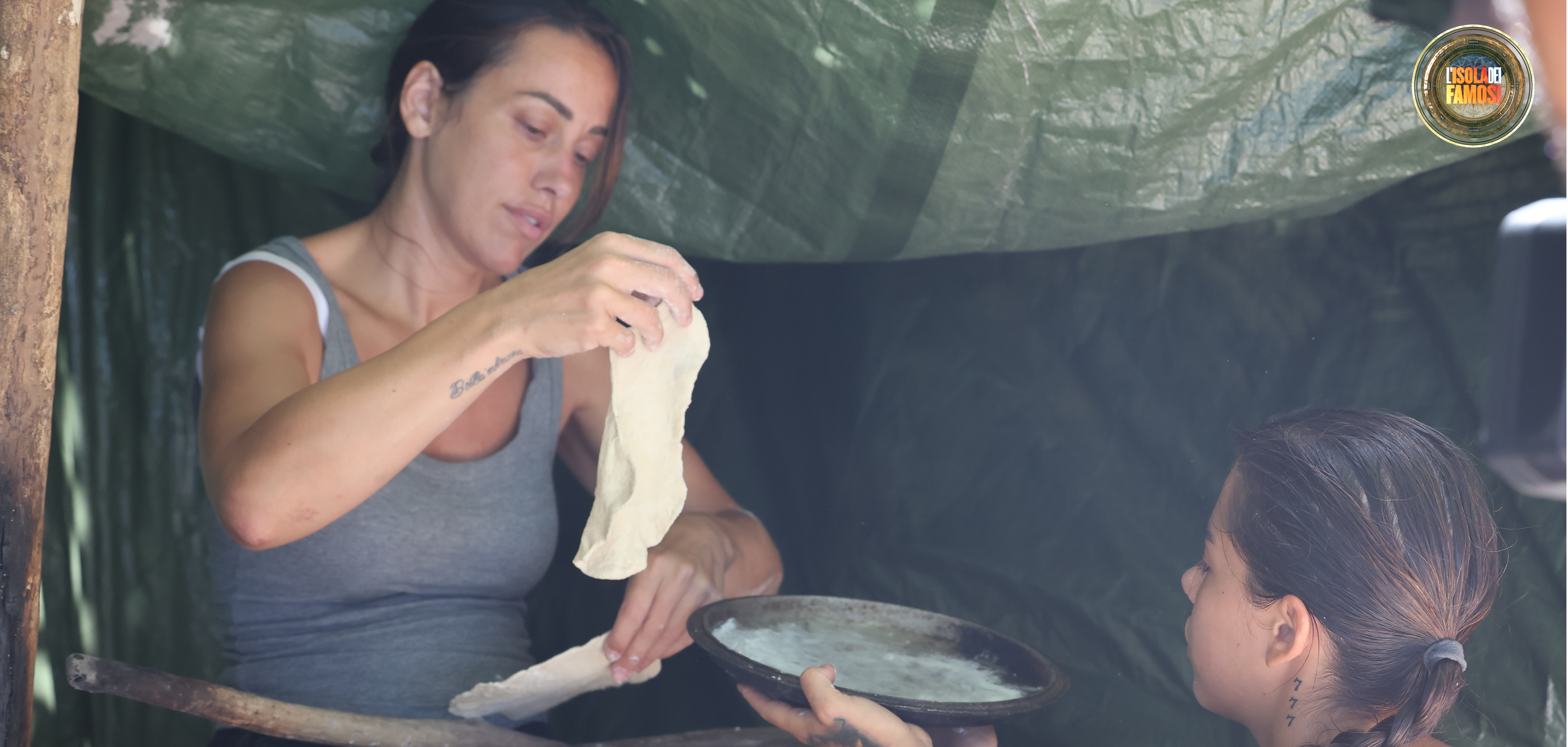 Stanno preparando delle piade! Chiara aiuta Teresanna, prendendo le piade già pronte per la cottura sul fuoco.