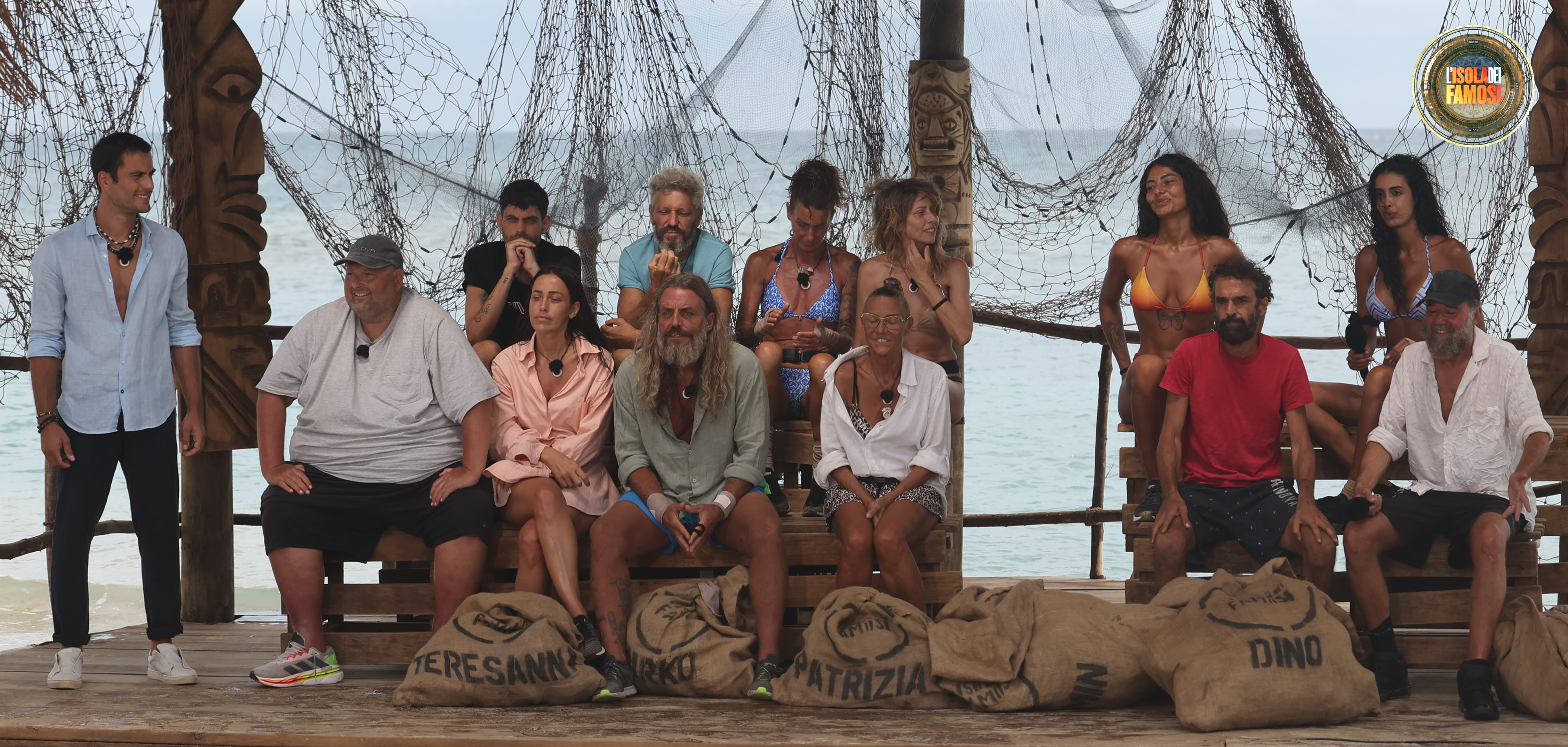 I Naufraghi dell’Ultima Spiaggia raggiungono in Palapa esterna i compagni di Playa Dos.