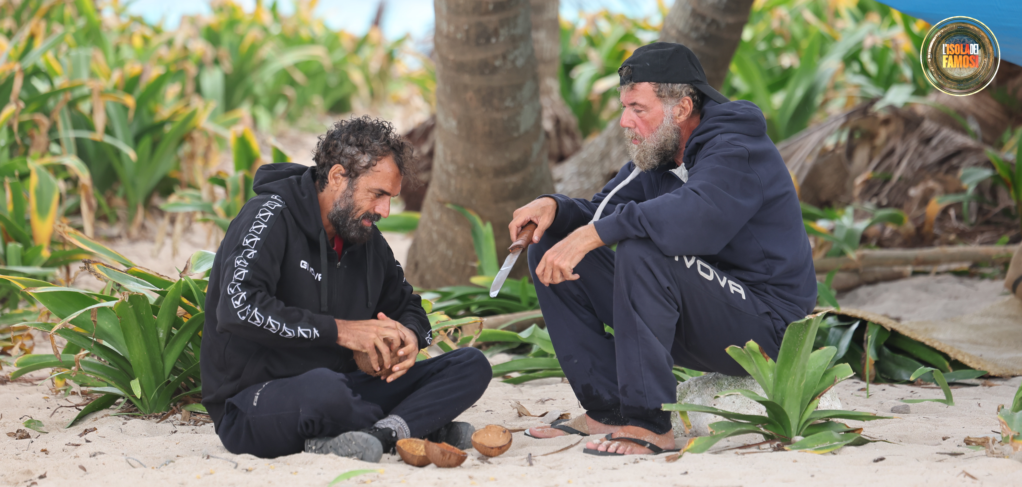 Su Cayo Paloma Paolo e Dino aprono un cocco.