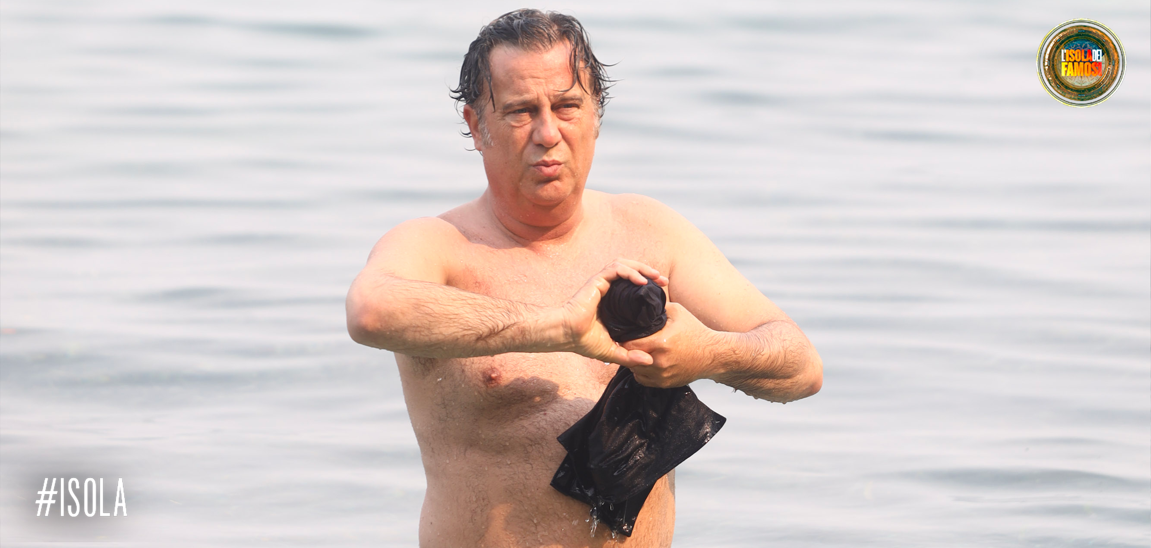 Dario alle prese con la vita da naufrago.