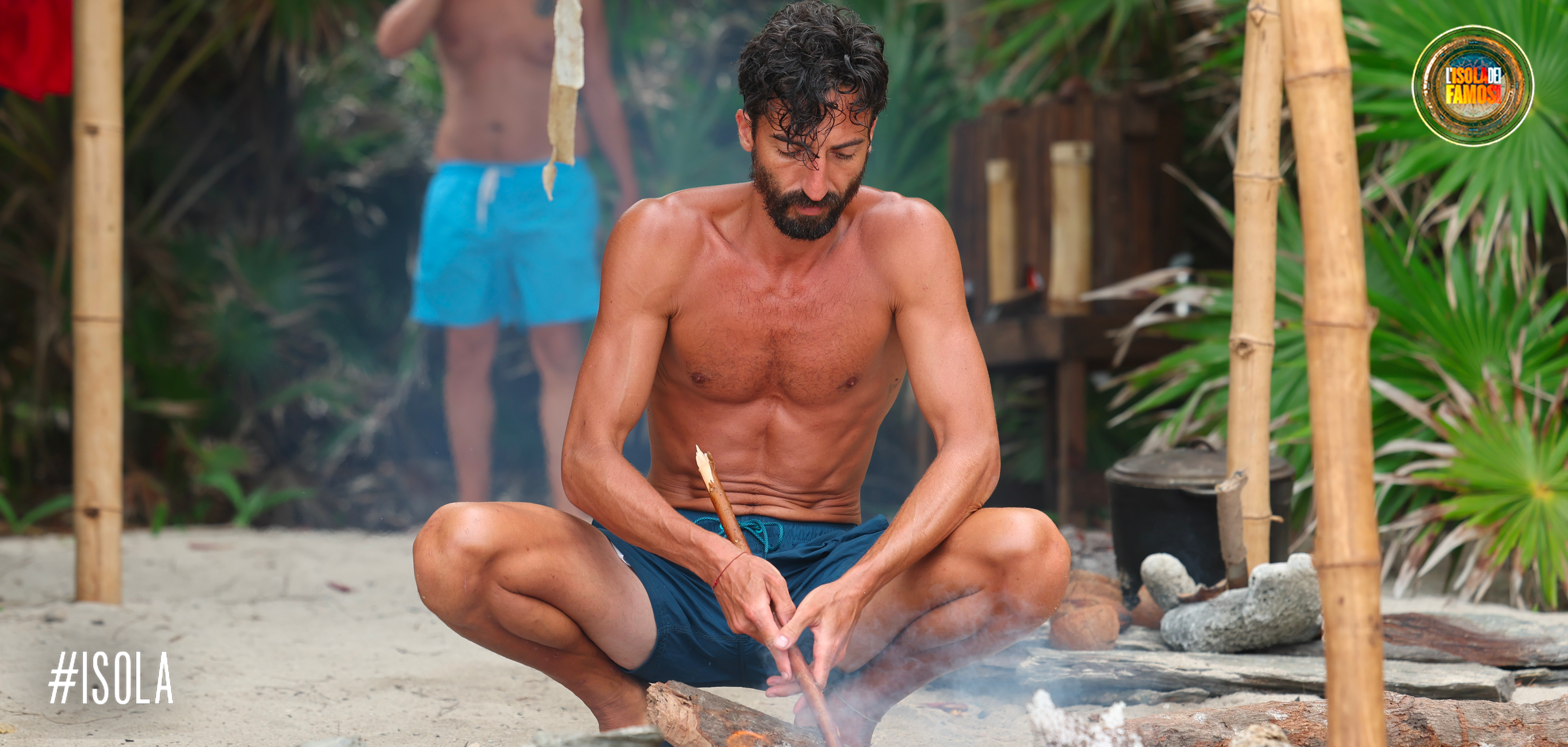 Samuel si prende cura del fuoco.