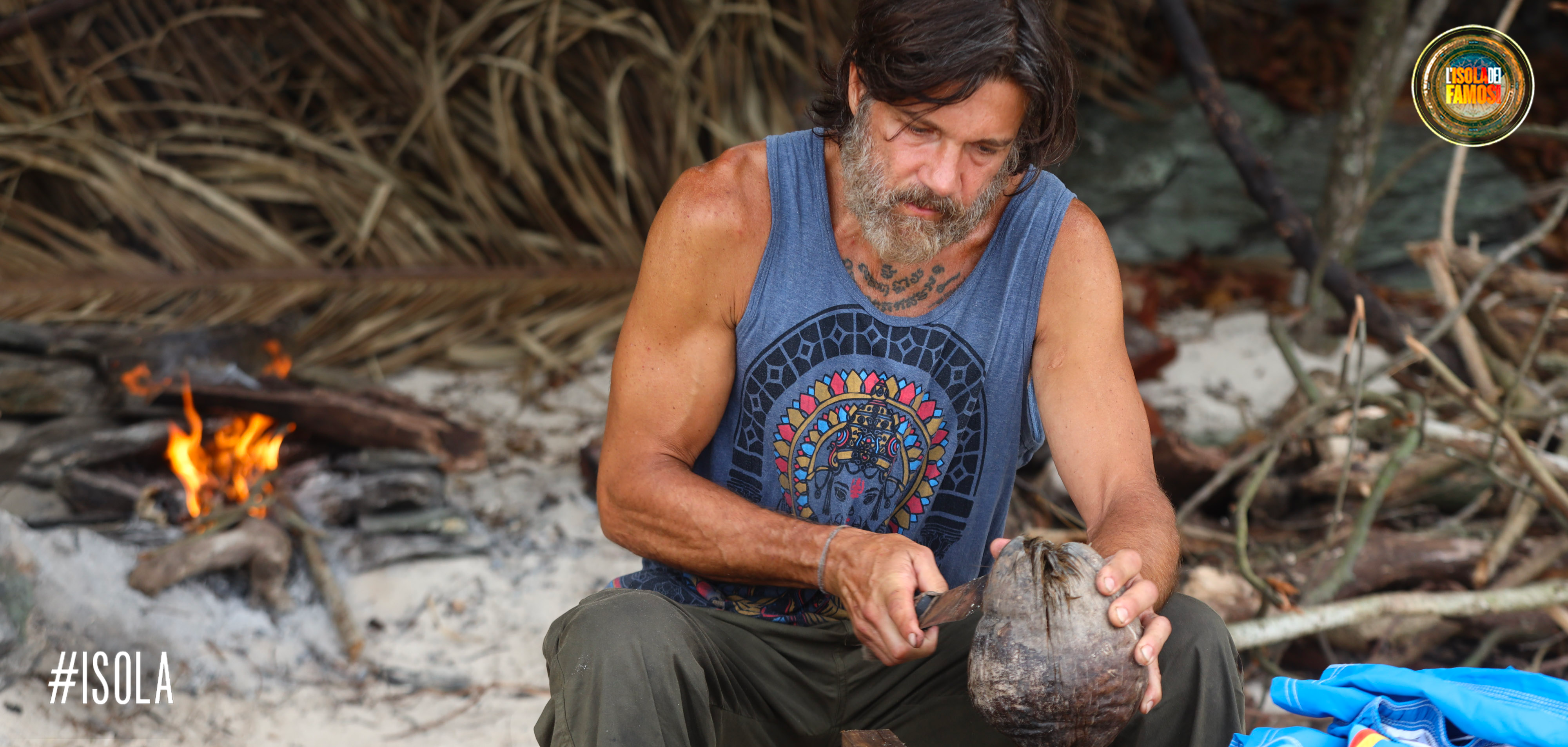 Edoardo Stoppa mentre apre un cocco.