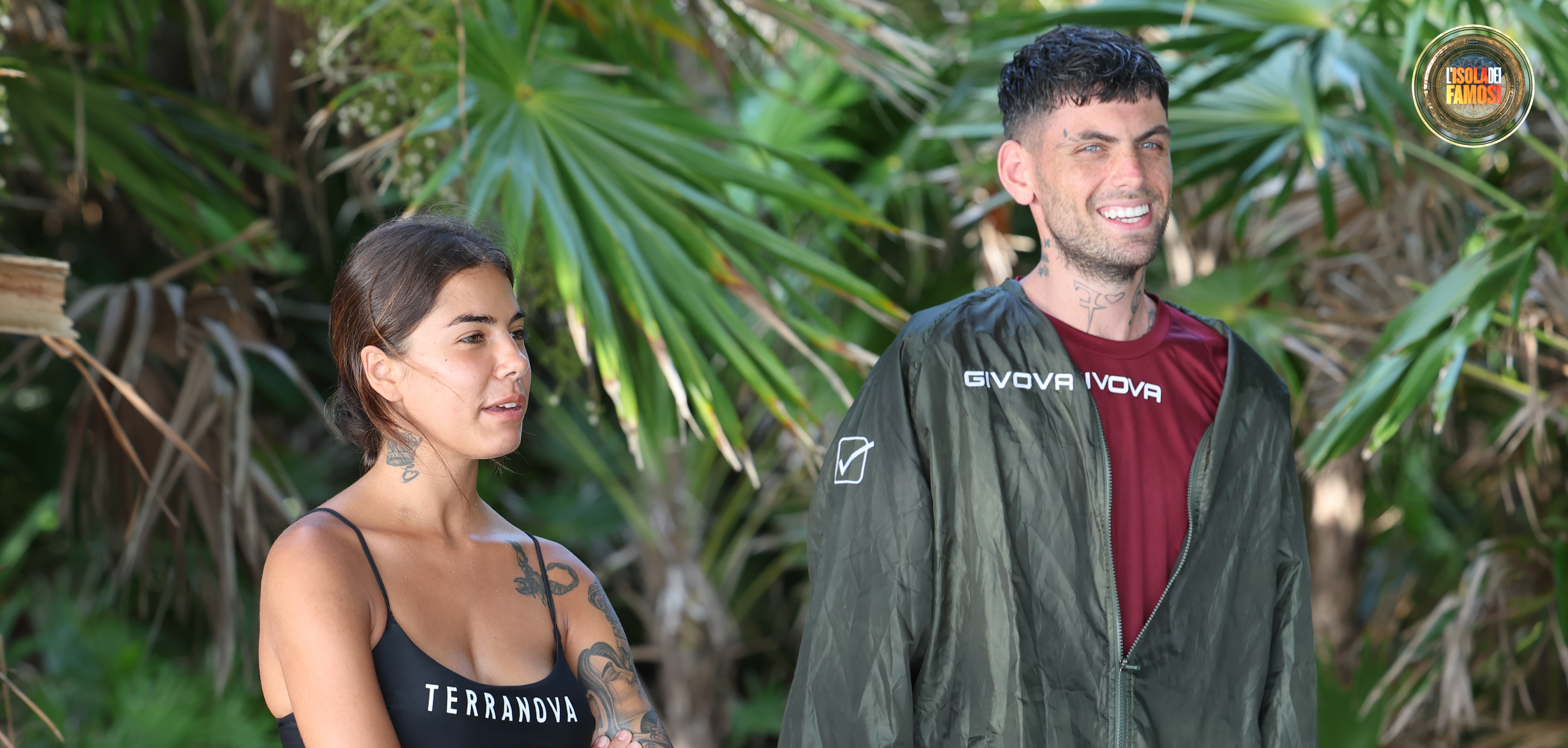 Arriva un comunicato dallo Spirito dell'Isola: Chiara e Jey devono lasciare Playa Dos e andare su Montecristo per 48 ore, ma non sembrano preoccupati.