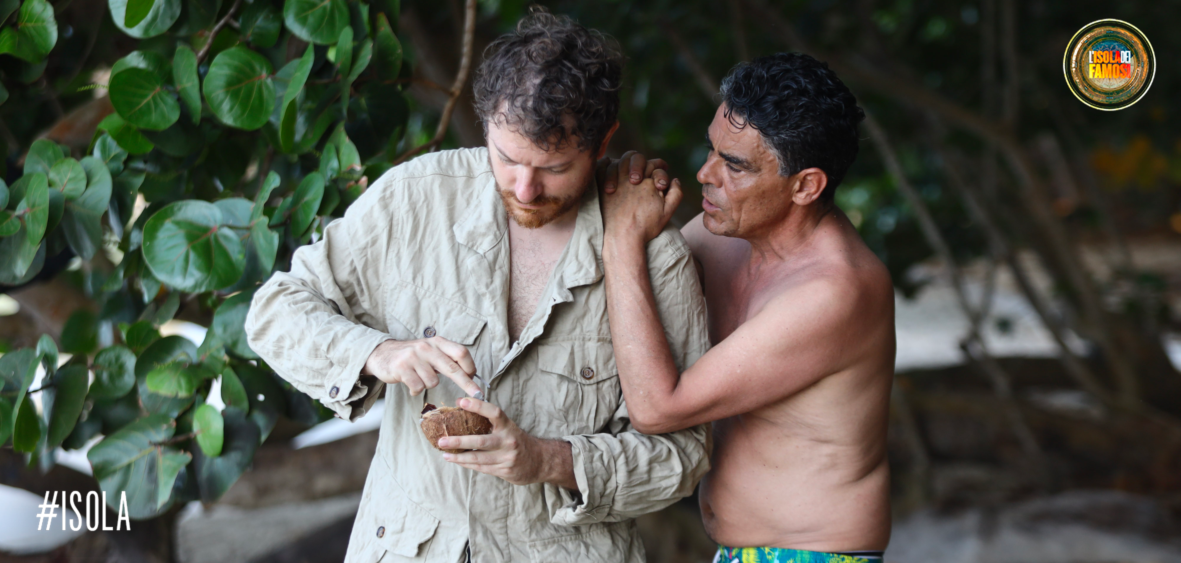 Daniele e Francesco alle prese con un cocco.