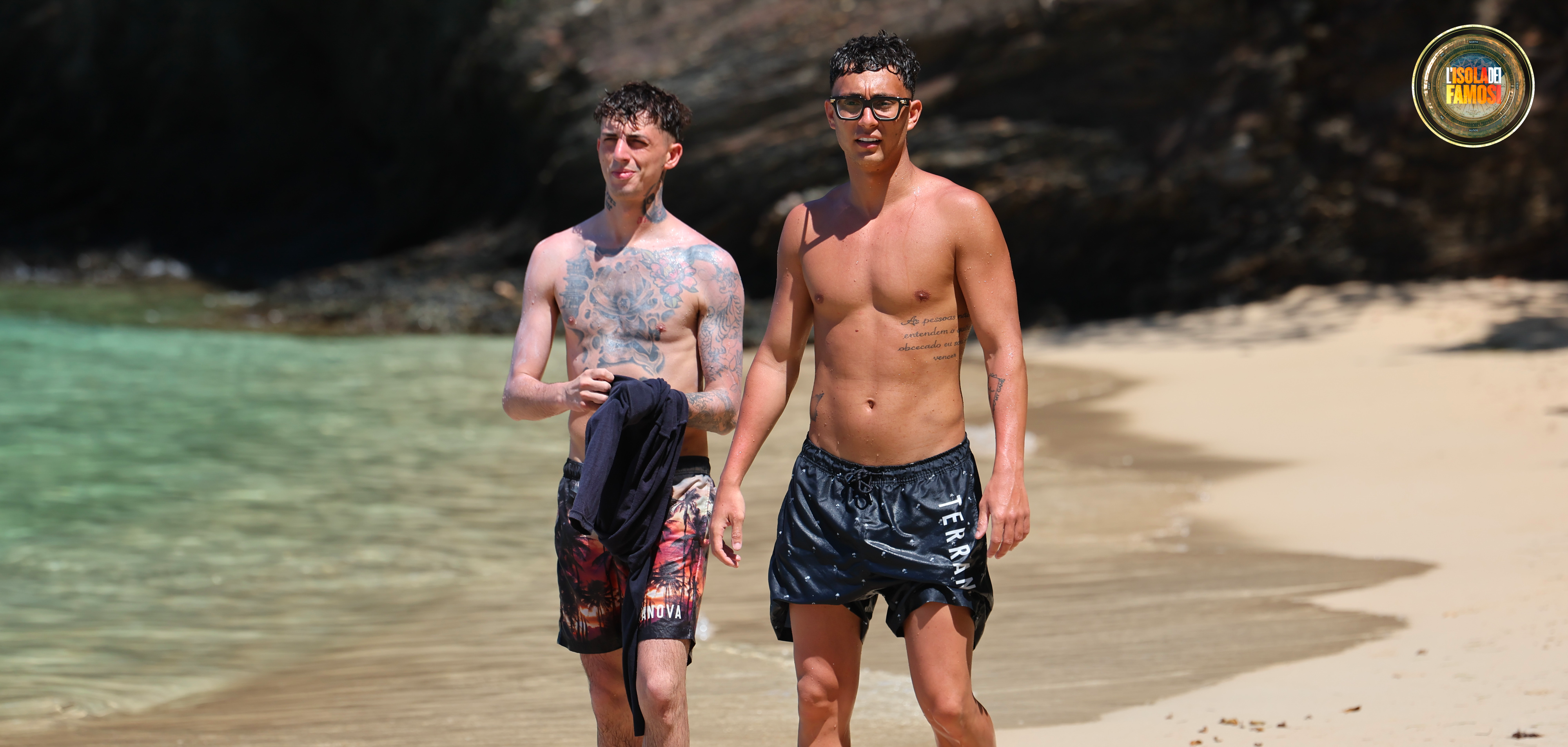 Nunzio e Spadino camminano sul bagnasciuga.