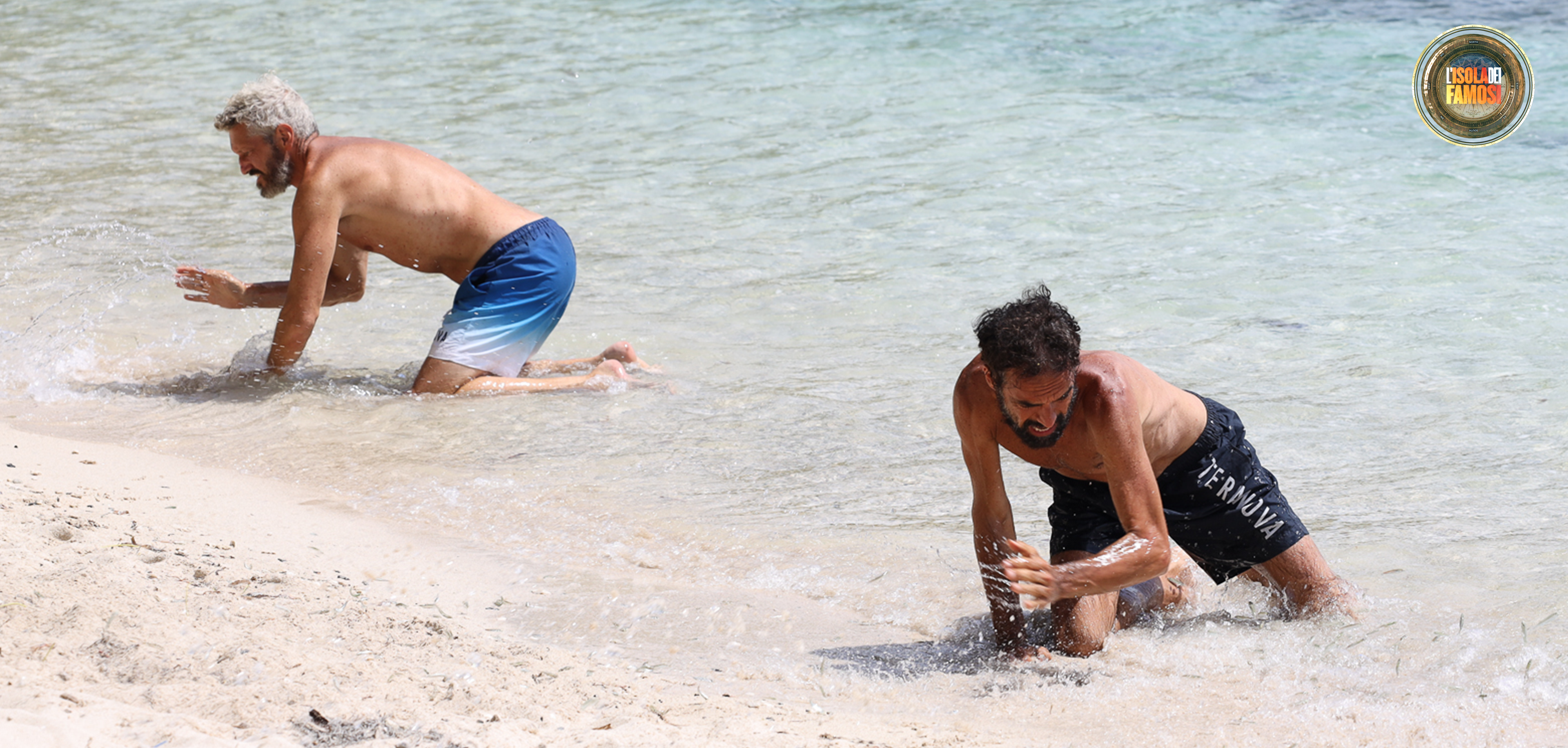 Dino e Omar cacciano piccoli pesci in riva al mare.