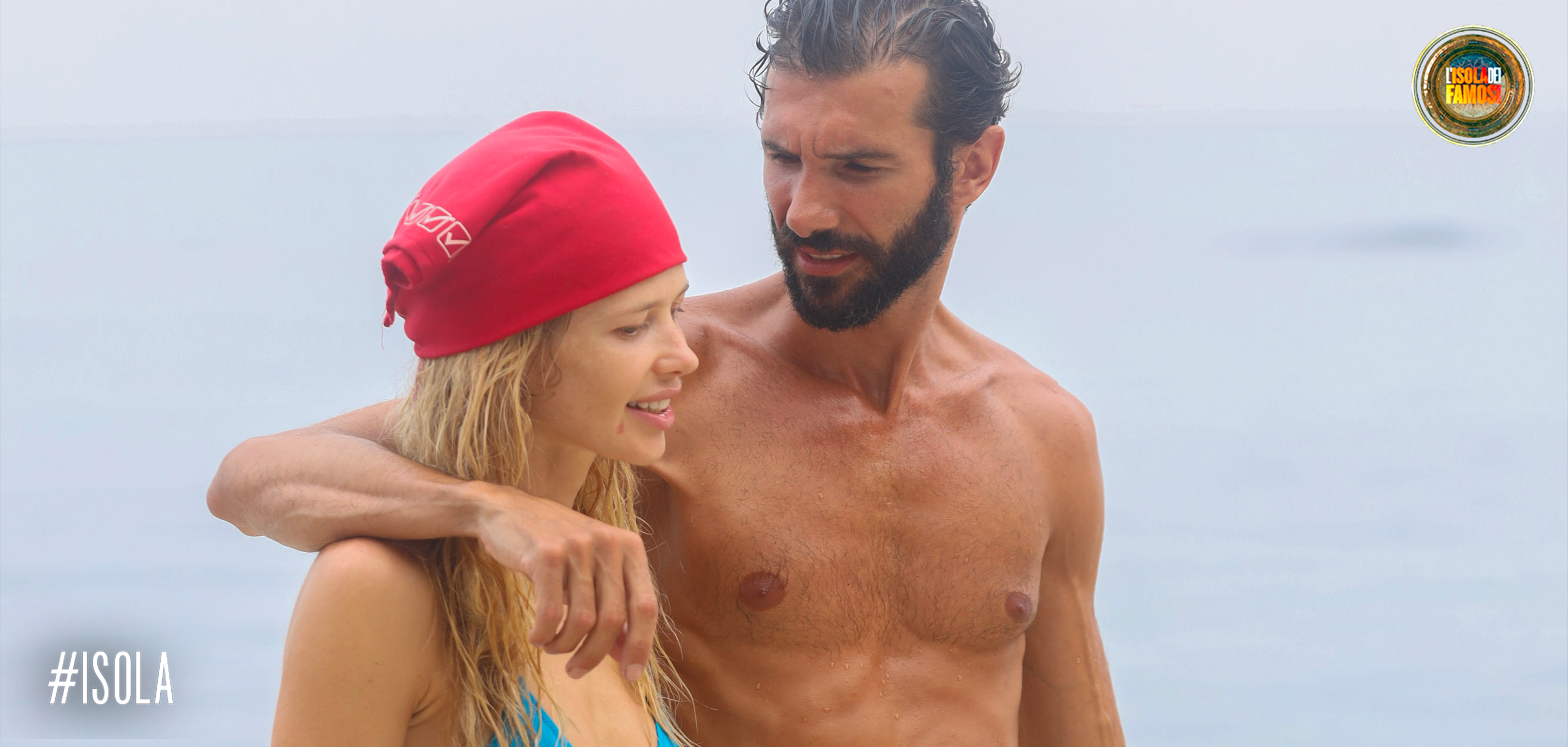 Karina ed Artur passeggiano sulla spiaggia.