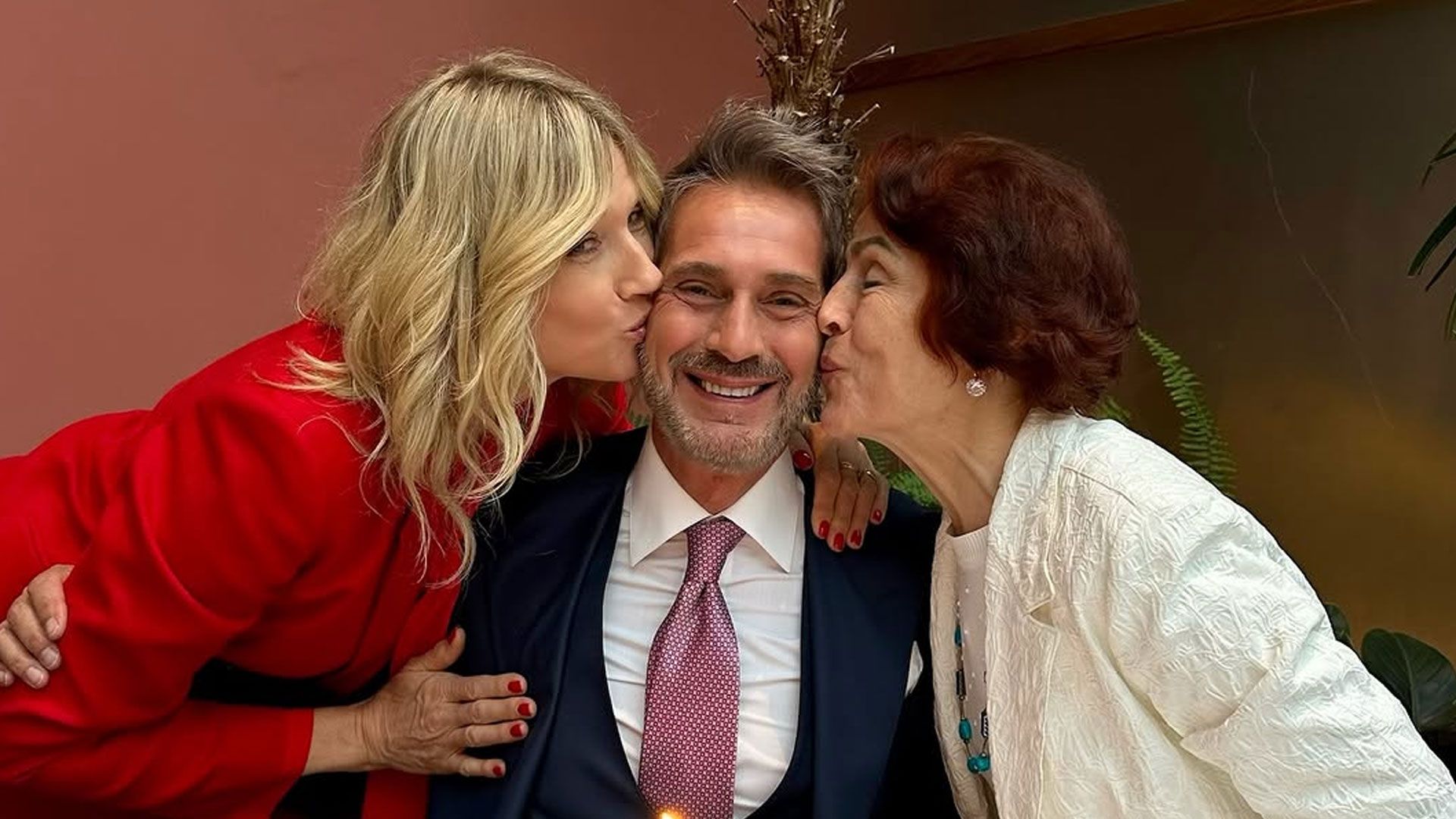 Luca Sabbioni festeggia il compleanno ricevendo un bacio sulle guance da Natasha Stefanenko e Svetlana Stefanenko | Instagram: @natasha_stefanenko