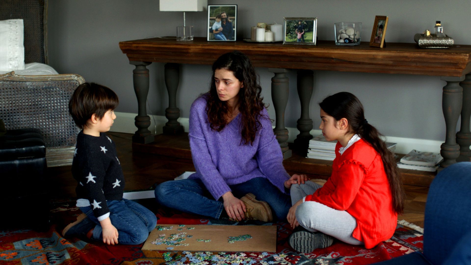 Doruk, Bahar e Nisan in una scena de La forza di una donna 2