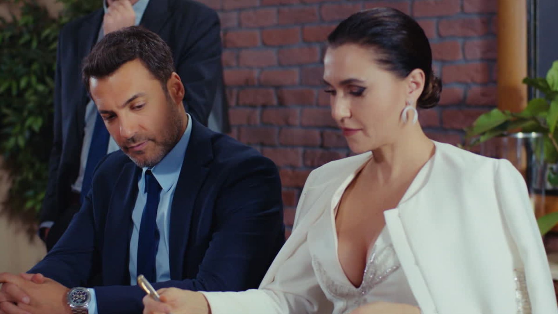 Sevval Sam (Ender) e Baris Kilic (Kaya) in una scena di Forbidden Fruit 3