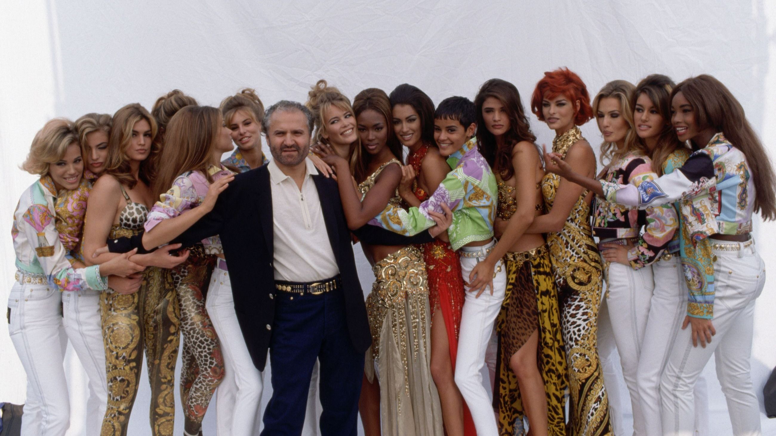 Gianni Versace posa con le sue modelle, 1991 - Credits Getty Images
