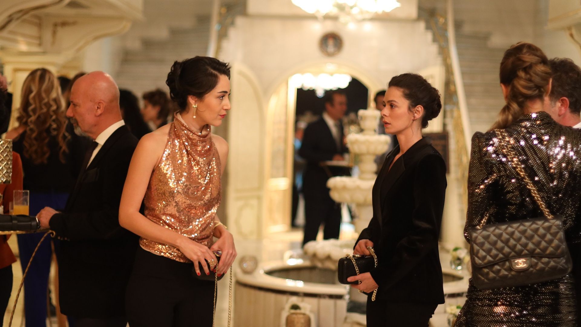 Tugce Altug (Kismet) e Özge Özpirincci (Bahar Çsmeli) in una scena de La Forza di una donna.