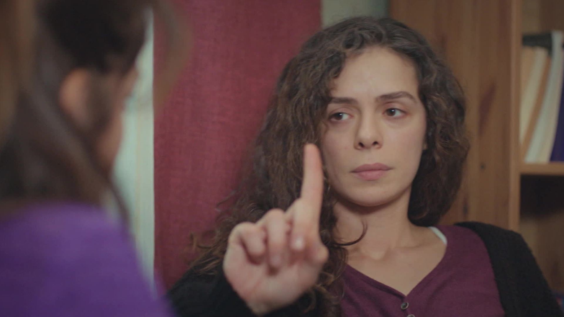 Ozge Ozpirincci (Bahar) in una scena de La forza di una donna 3