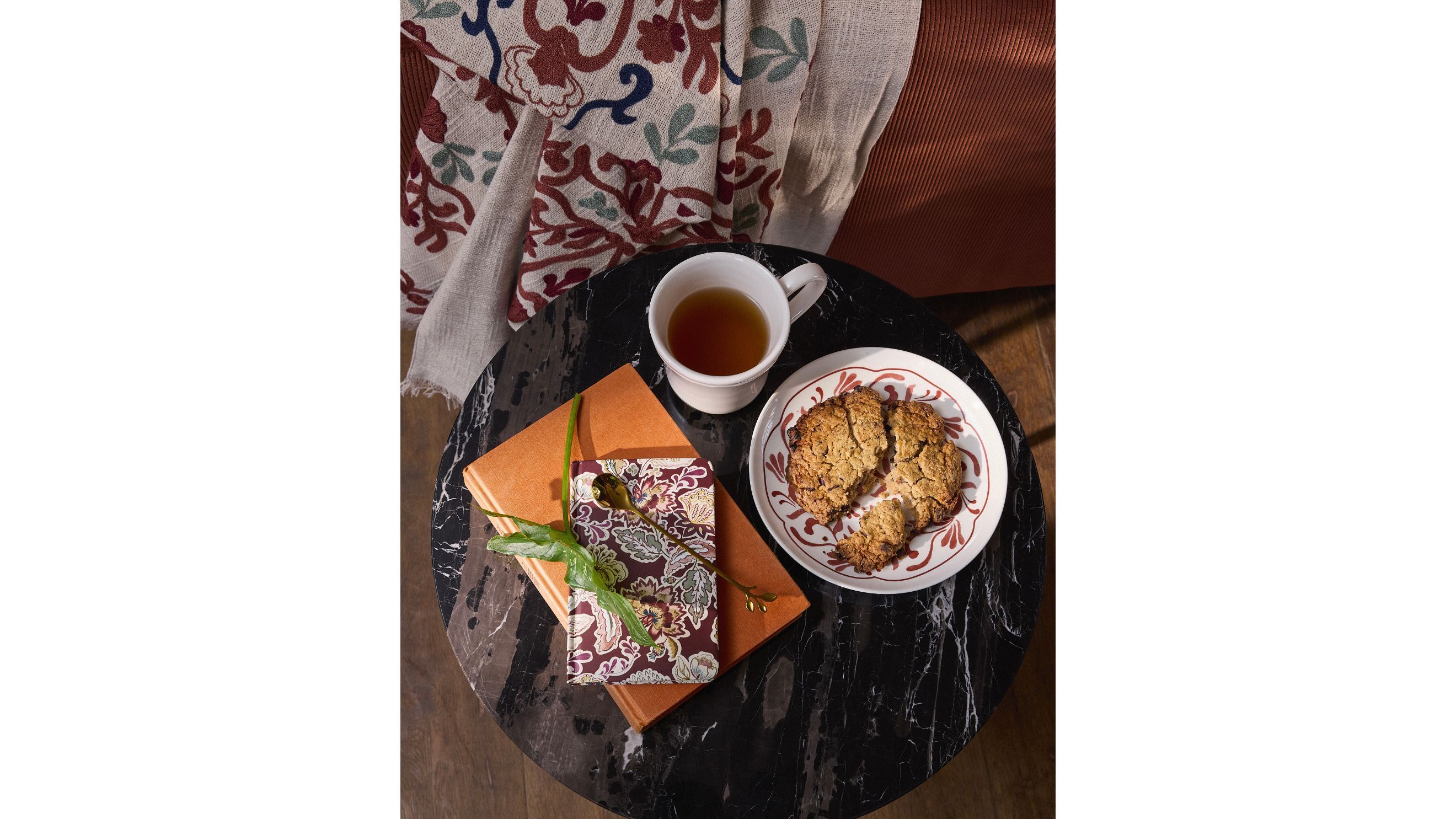 Ceramica bianca e bordeaux per il piatto da dessert Claudia firmato Maison du Monde
Courtesy Maison du Monde