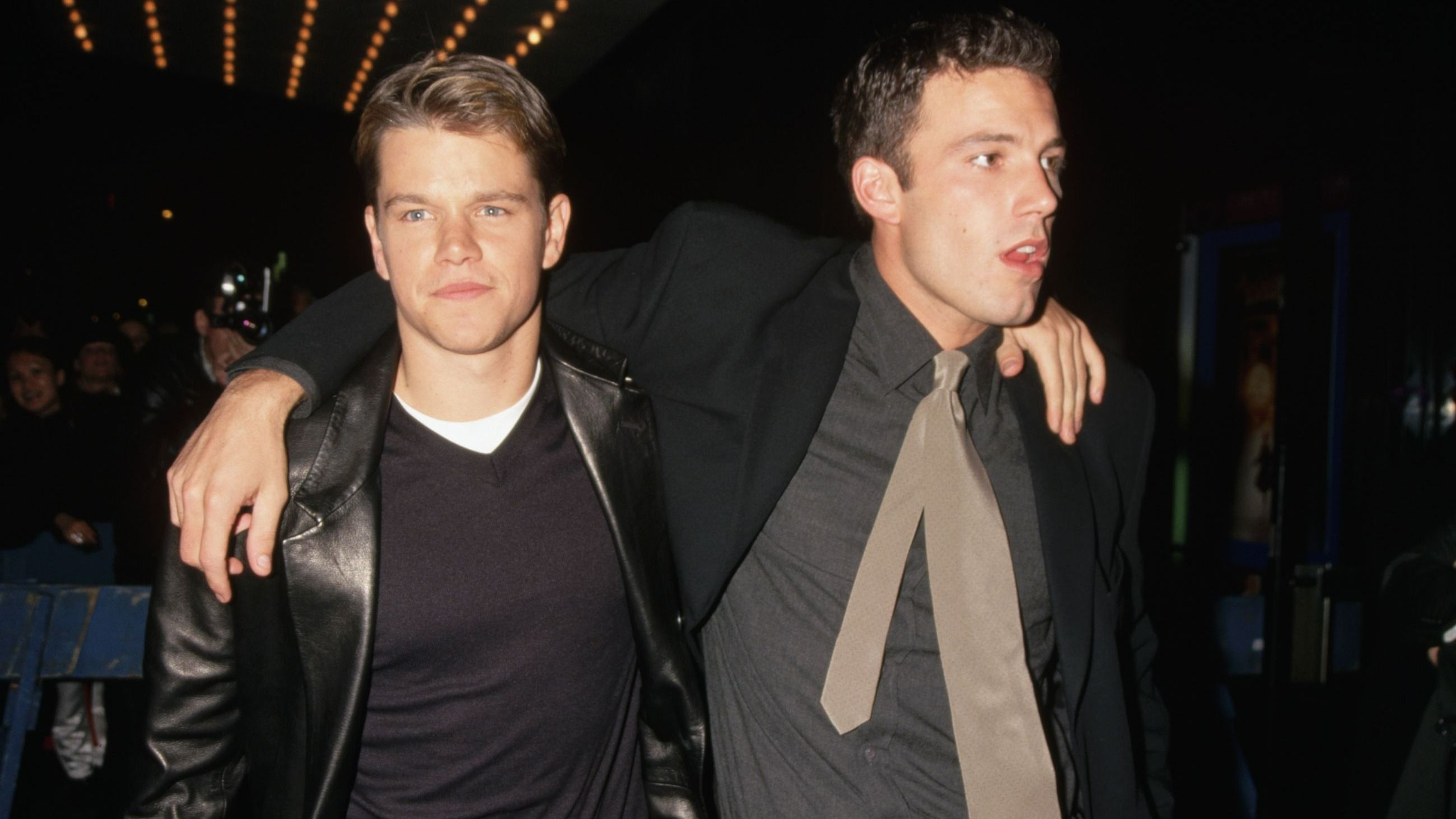 Matt Damon e Ben Affleck si abbracciano alla prima di Will Hunting – Genio ribelle. Entrambi hanno co-sceneggiato e recitato nel film - Credits: Getty Images