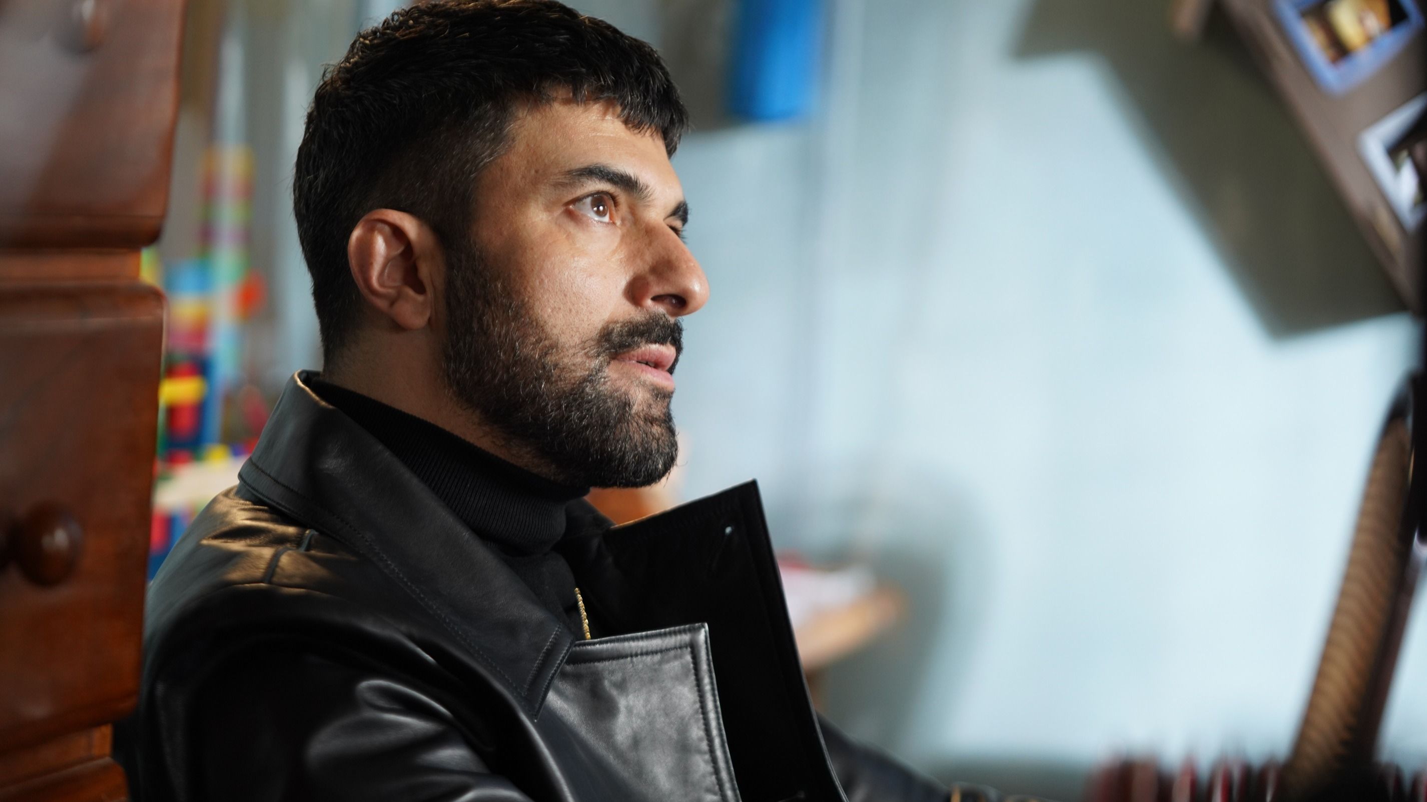 Tahir (Engin Akyurek) in una scena di Io sono Farah