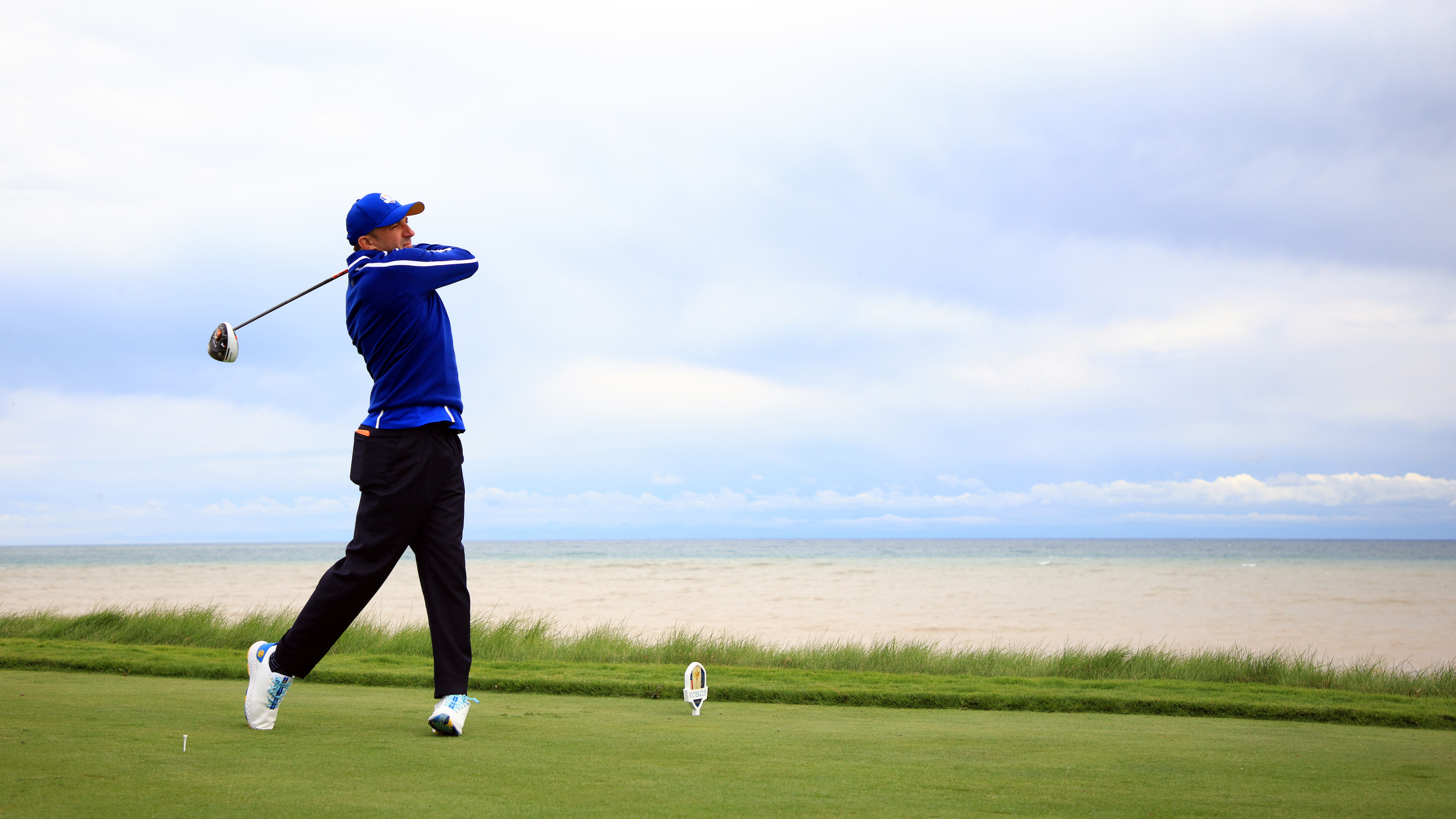 Alessandro Del Piero gioca il suo tiro dal 16°esimo tee durante il celebrity match durante la 43esima Ryder Cup al Whistling Straits, a Kohler nel Wisconsin, il 23 settembre 2021
Credits: Getty Images