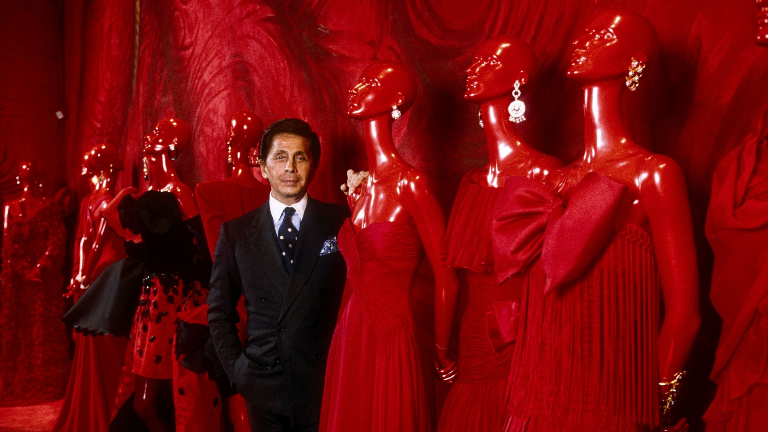 Valentino celebra i 30 anni di carriera con una mostra dei suoi abiti più famosi, all'Accademia Valentino, in piazza Mignanelli, 1991, Roma - Credits Agf
