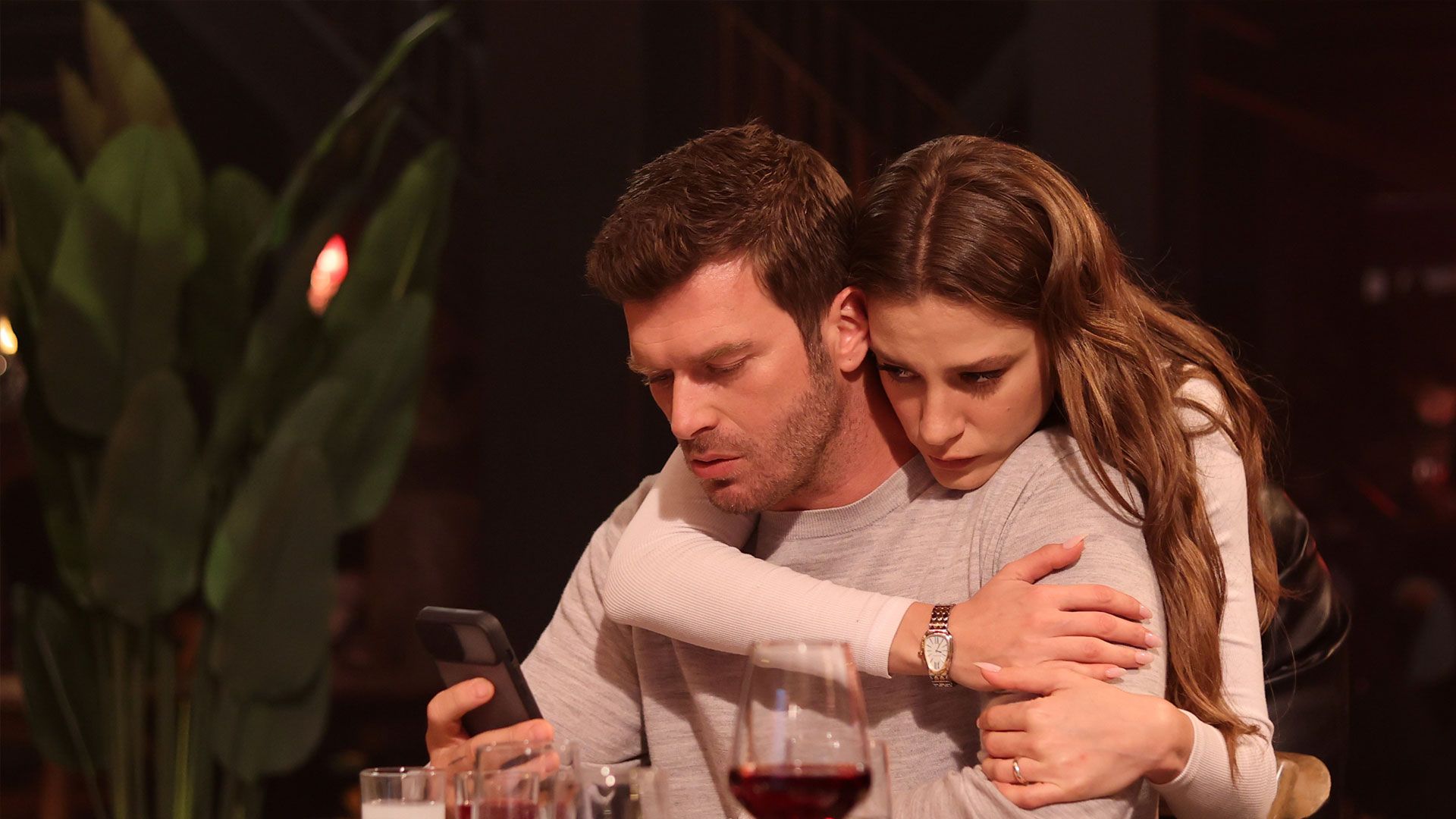 Kıvanç Tatlıtuğ (Aslan) e Serenay Sarıkaya (Devin) in una scena di The Family 2