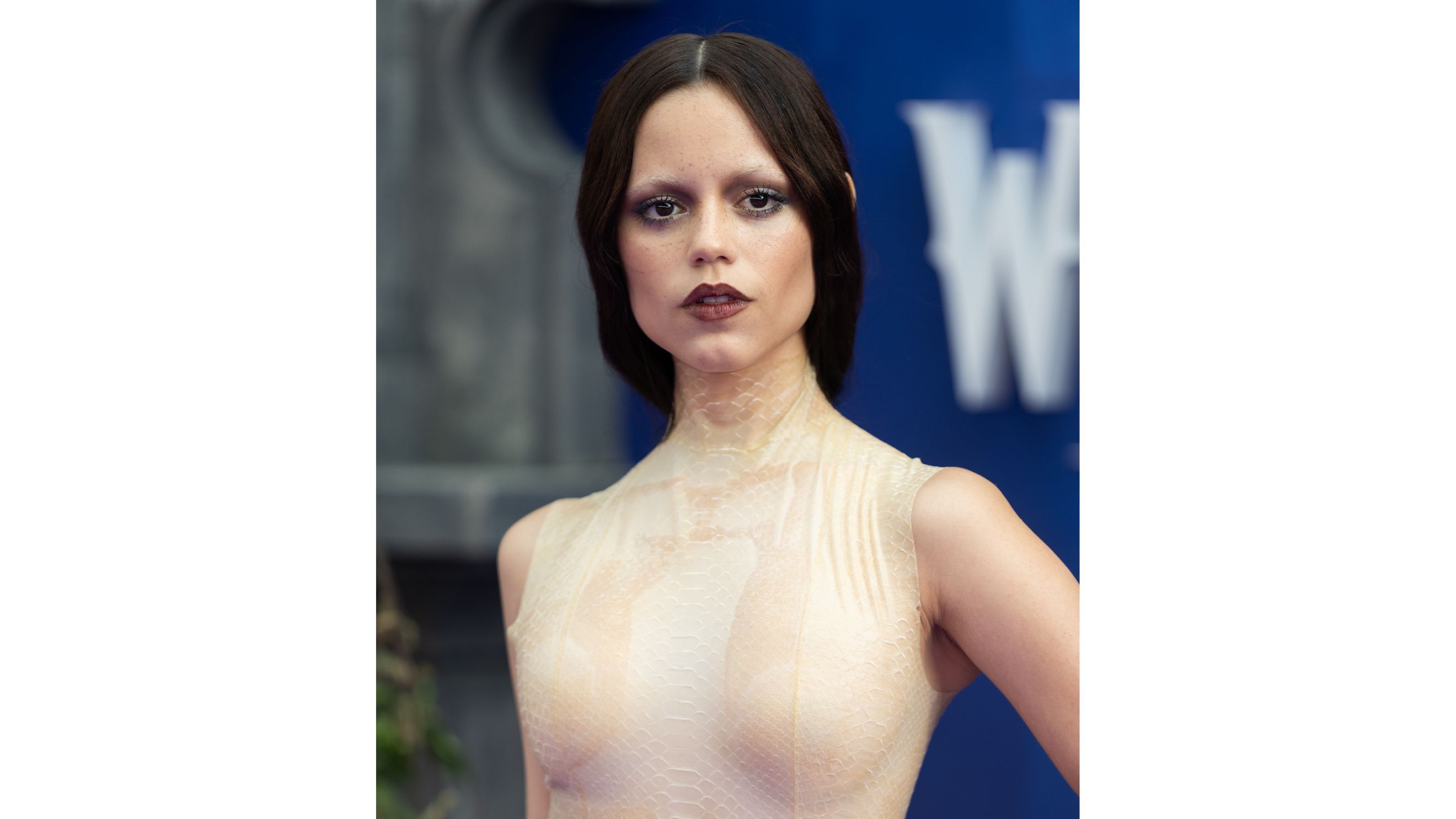 Il beauty look sfoggiato da Jenna Ortega sul carpet della seconda stagione della serie tv “Wednesday" - Credits Getty Images
