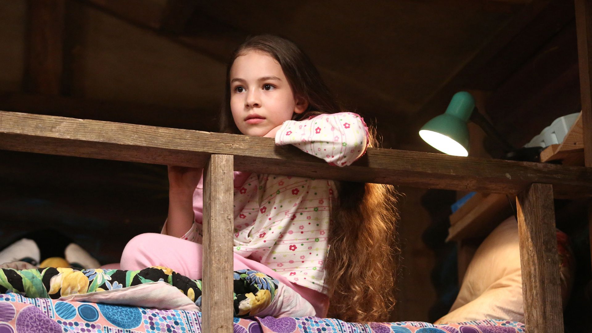 Aylin Akpinar (Emel) in una scena di Tutto per la mia famiglia