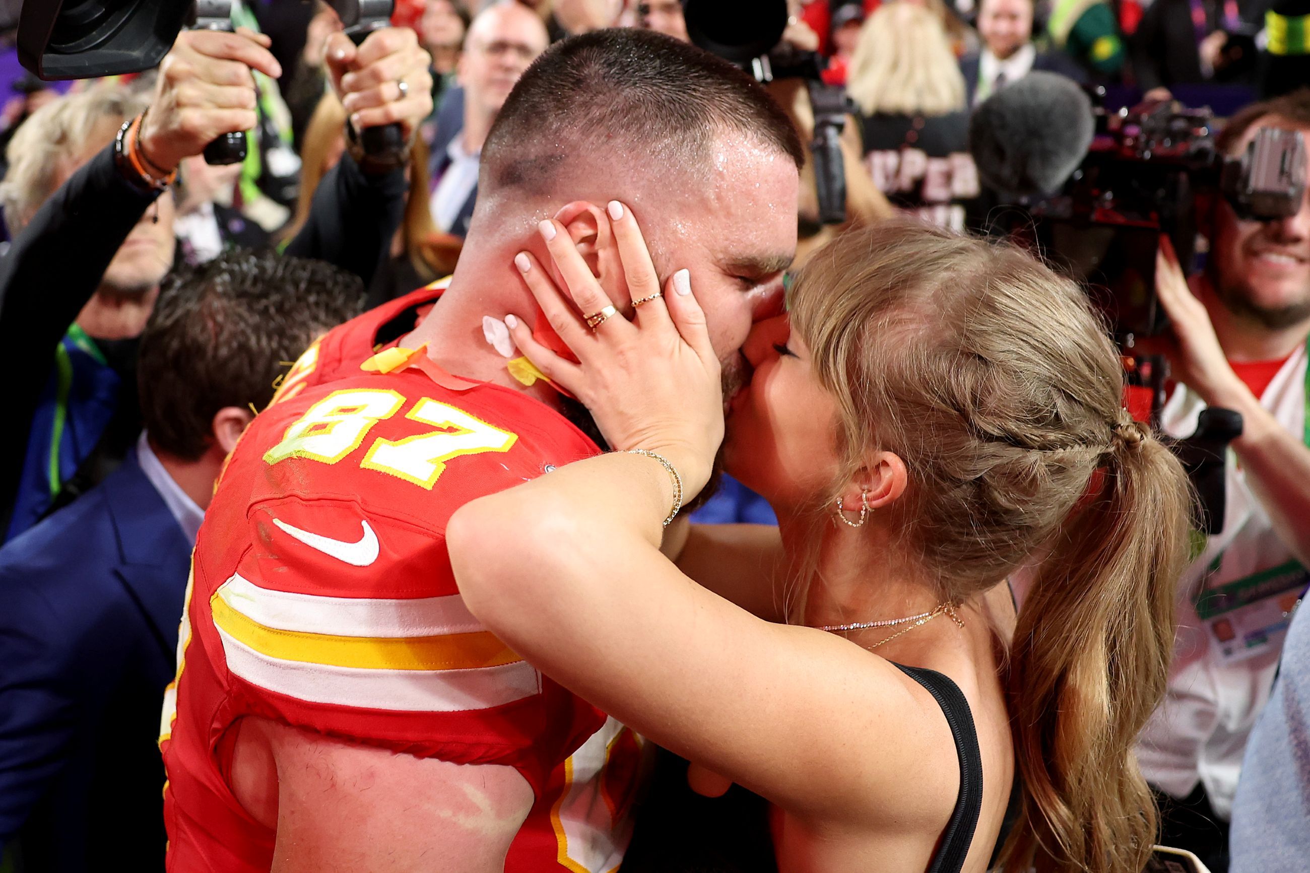 Il bacio ricco di felicità tra Taylor Swift e Travis Kelce dopo la vittoria dei Kansas City Chiefs alla 58esima edizione del Superbowl
Credit Getty Images