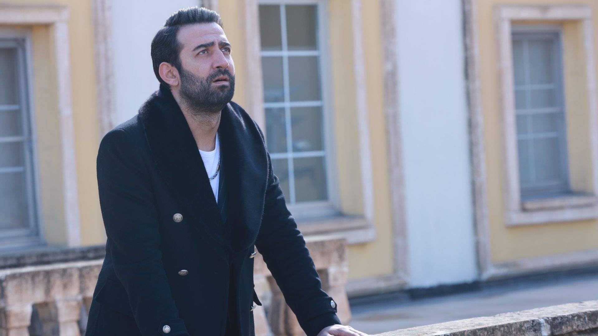 Ferit Kaya (Demir) in una scena di Far away