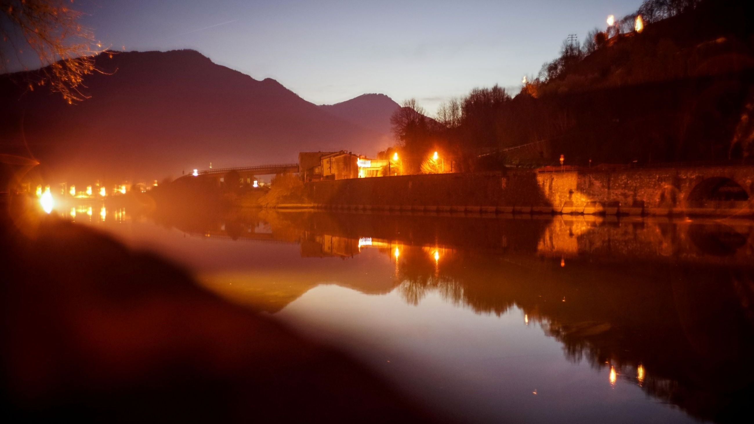 Una vista del fiume Serchio dal Ponte della Maddalena, noto anche come “Ponte del Diavolo”, al tramonto a Lucca - Credits Getty Images 