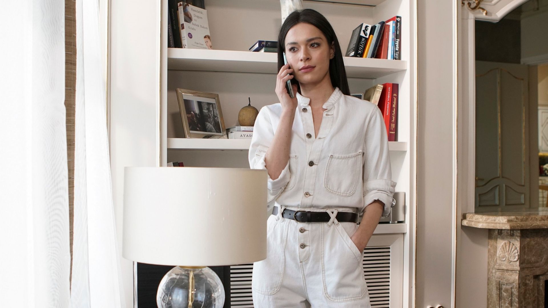 Safak Pekdemir (Zehra) in una scena di Forbidden Fruit