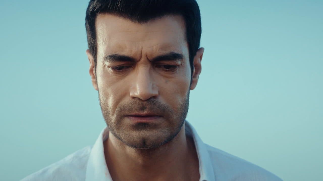 Murat Unalmis (Gulcemal) in una scena de La rosa della vendetta