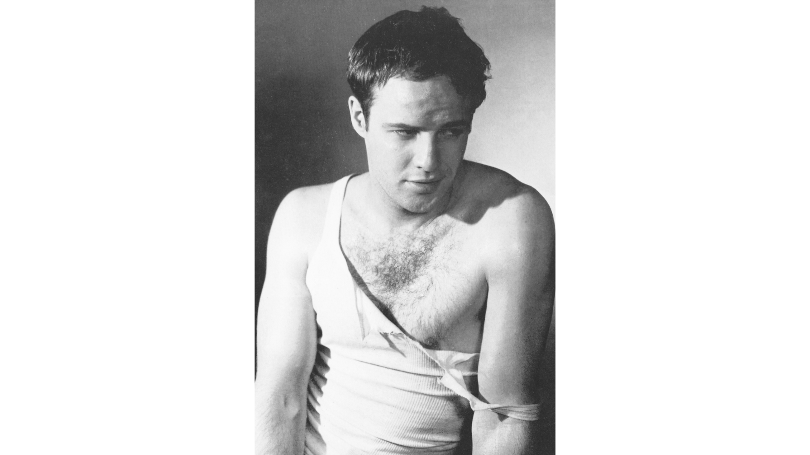 Marlon Brando nel 1951 nel film “Un tram chiamato desiderio”. Indossa una canottiera bianca strappata.
Credit: Getty Image