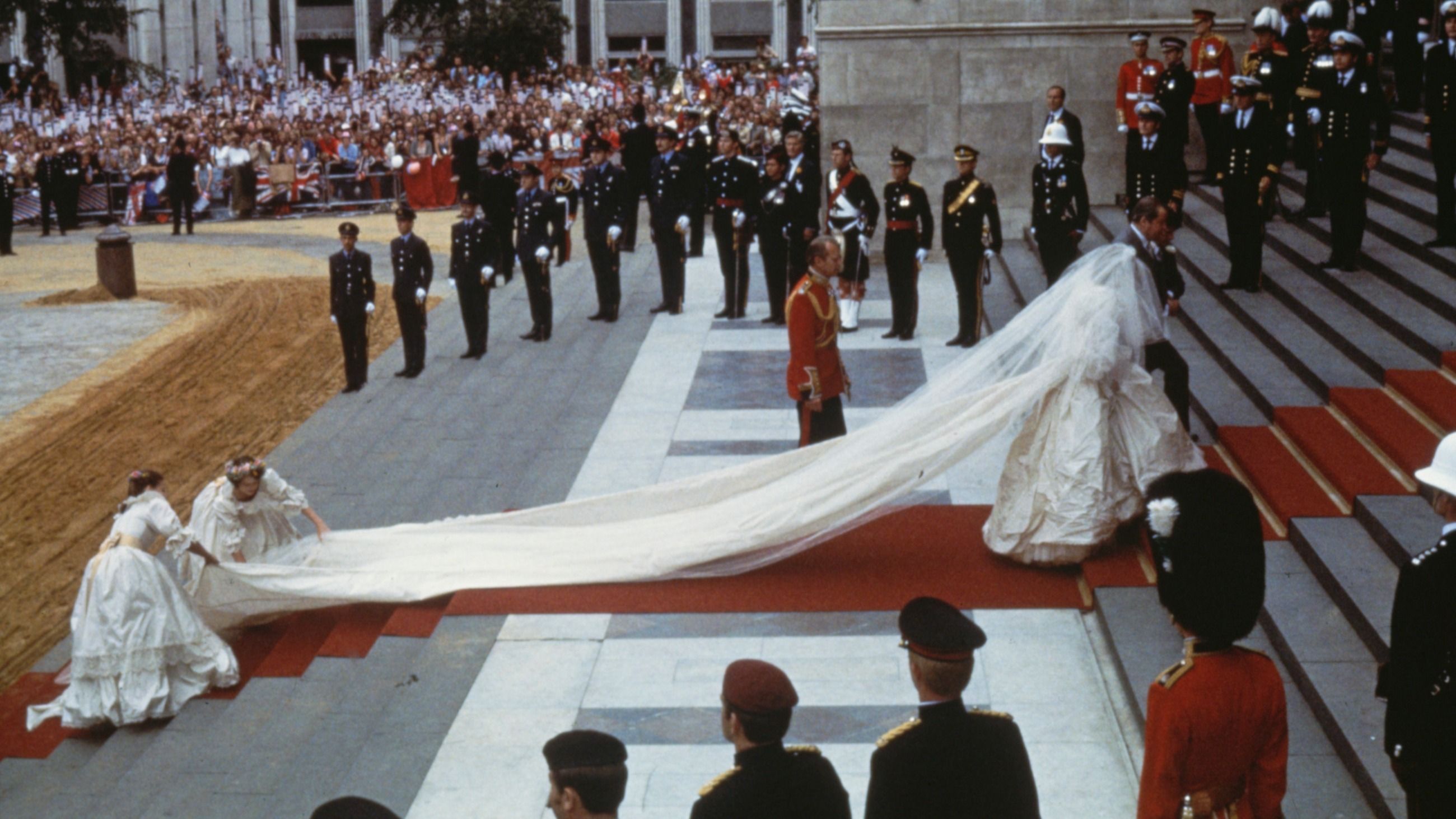 Lo strascico infinito dell'abito di Lady Diana
Credit: Getty Images 