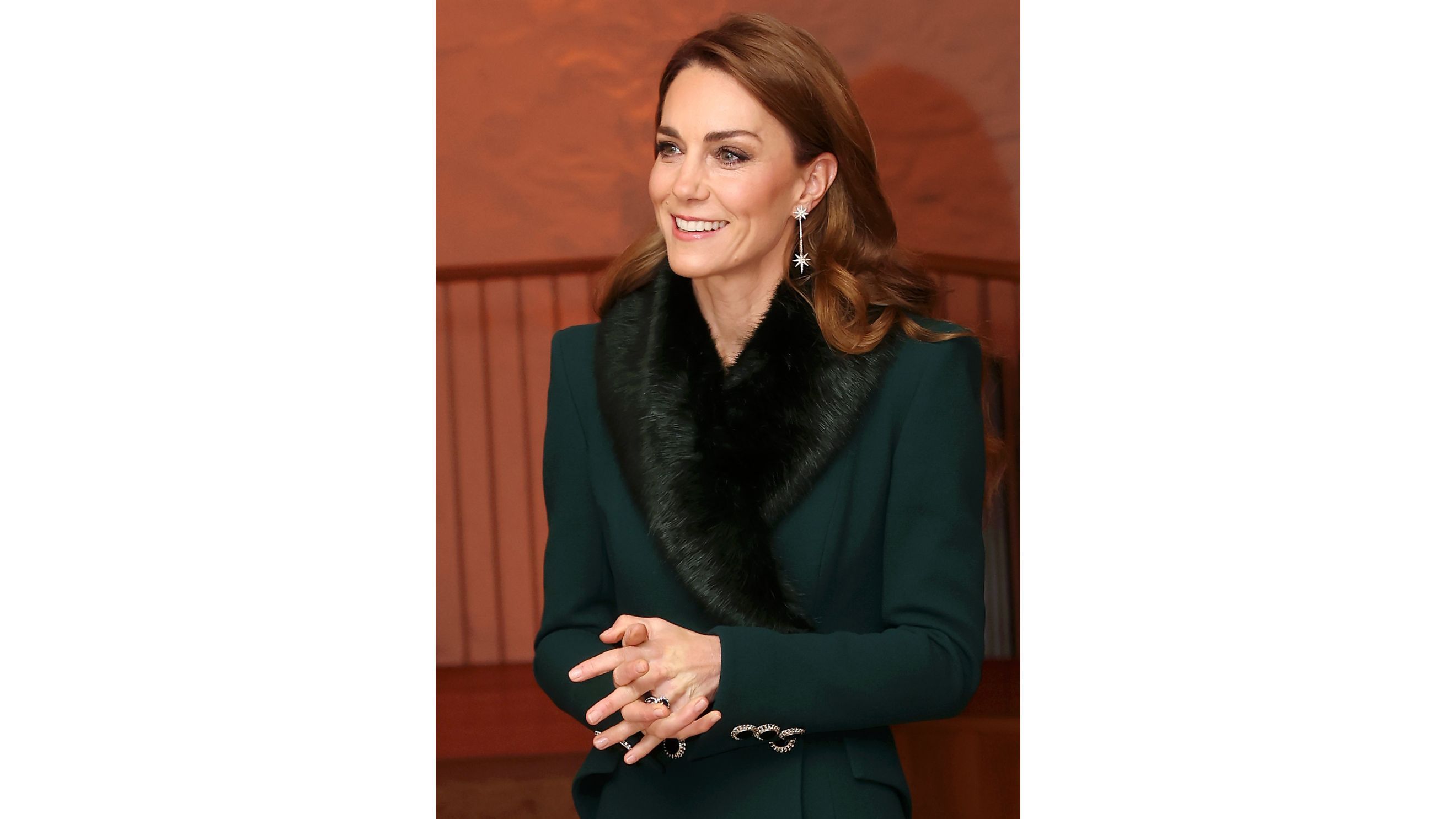 Kate Middleton con un cappotto verde con revers di faux fur al concerto di canti natalizi annuale "Together At Christmas" - Credits: AGF