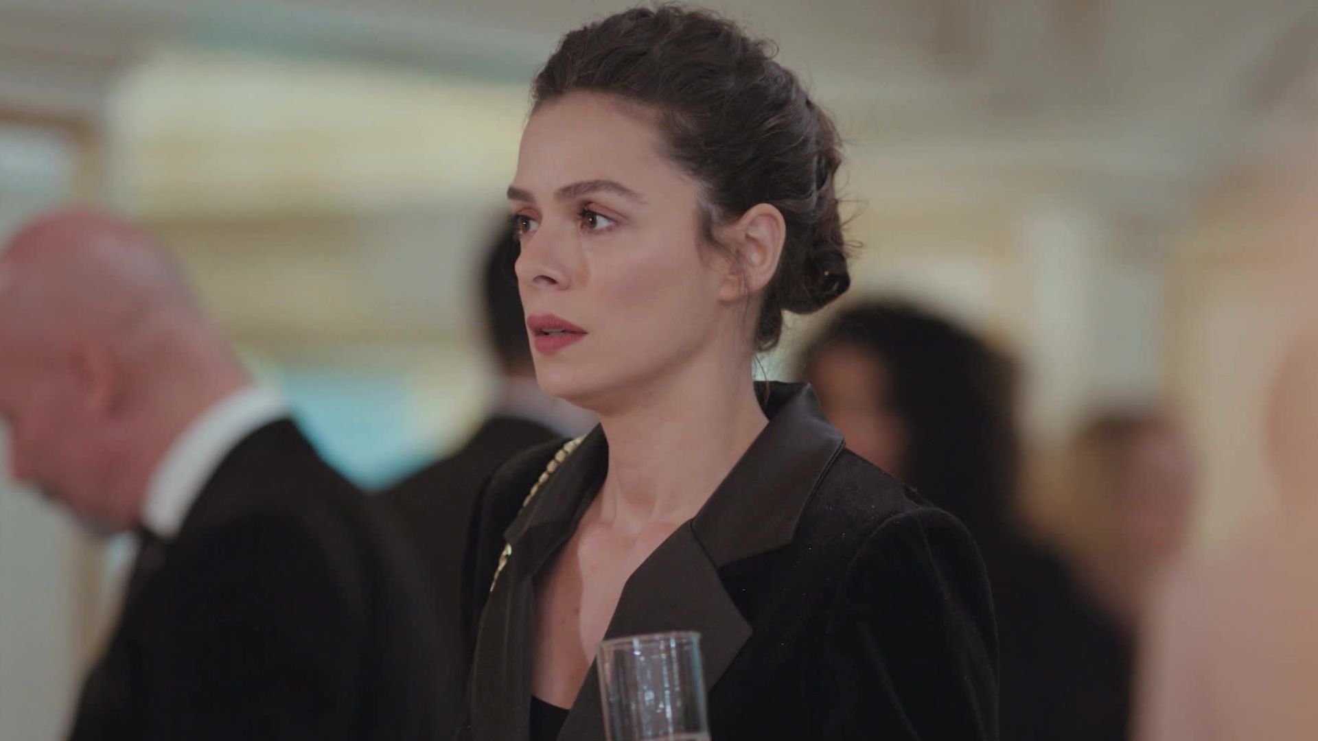 Ozge Ozpirincci (Bahar) in una scena de La forza di una donna 3