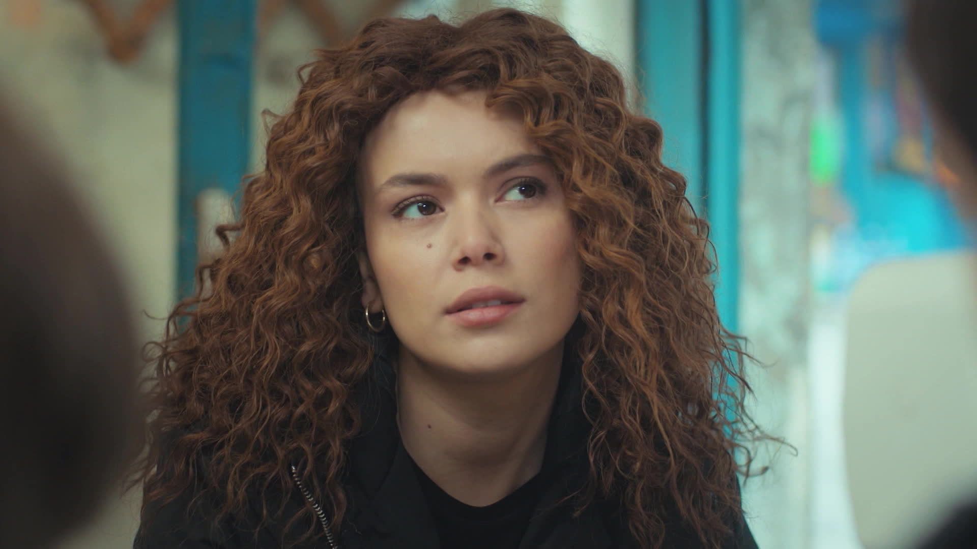 Seray Kaya (Sirin) in una scena de La Forza di una donna.