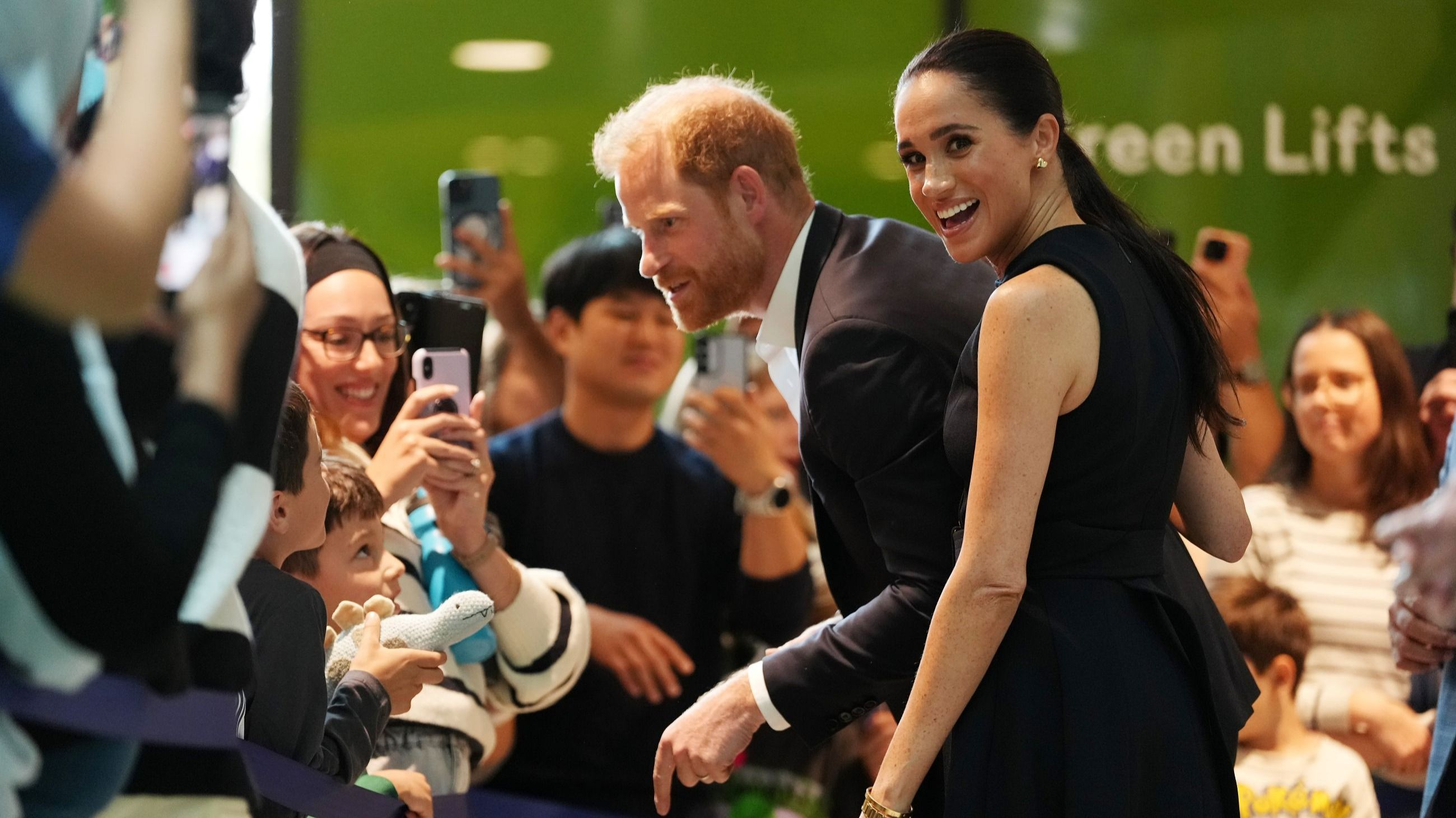 Meghan e il Principe Harry incontrano i bambini e le loro famiglie durante una visita al Royal Children’s Hospital a Melbourne, in Australia - Credits Getty Images