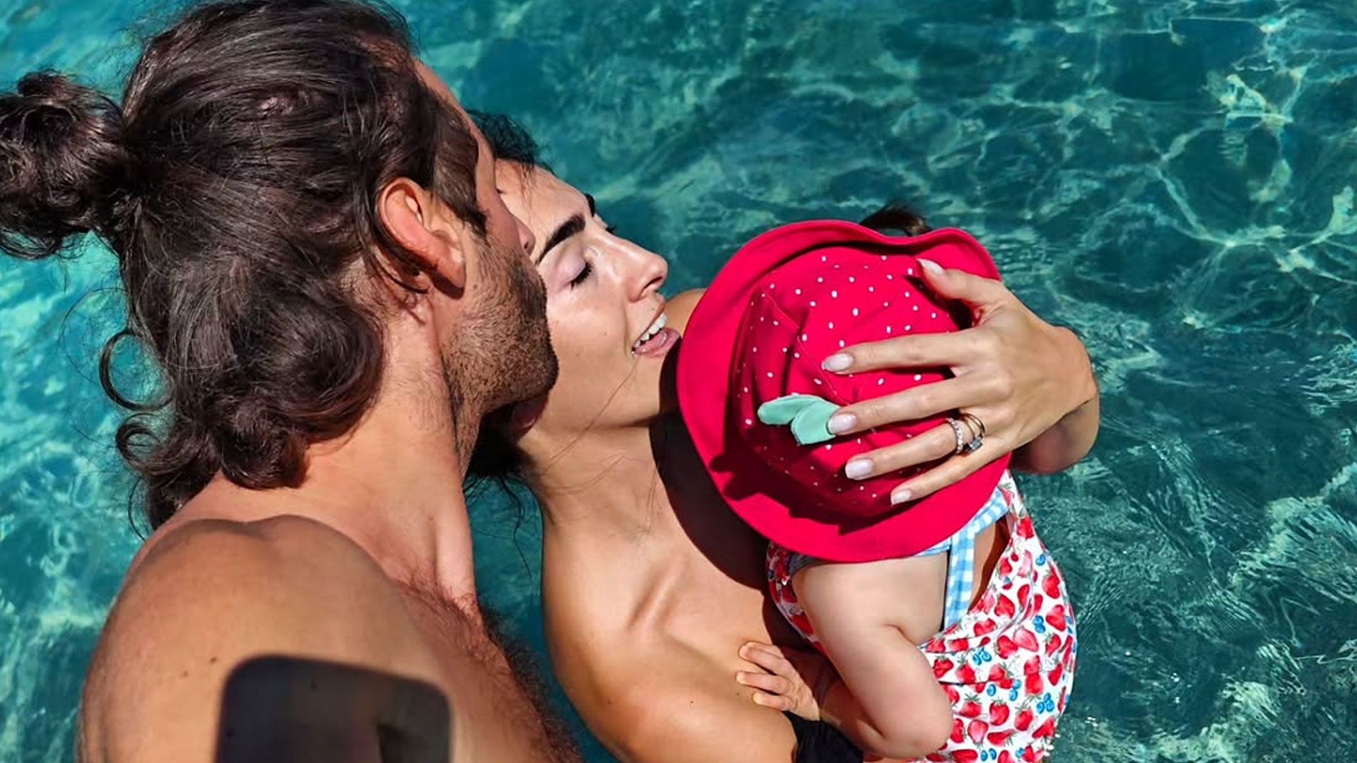 Gianmarco Tamberi e Chiara Bontempi fanno il bagno al mare con la figlia Camilla | Instagram: @gianmarcotamberi