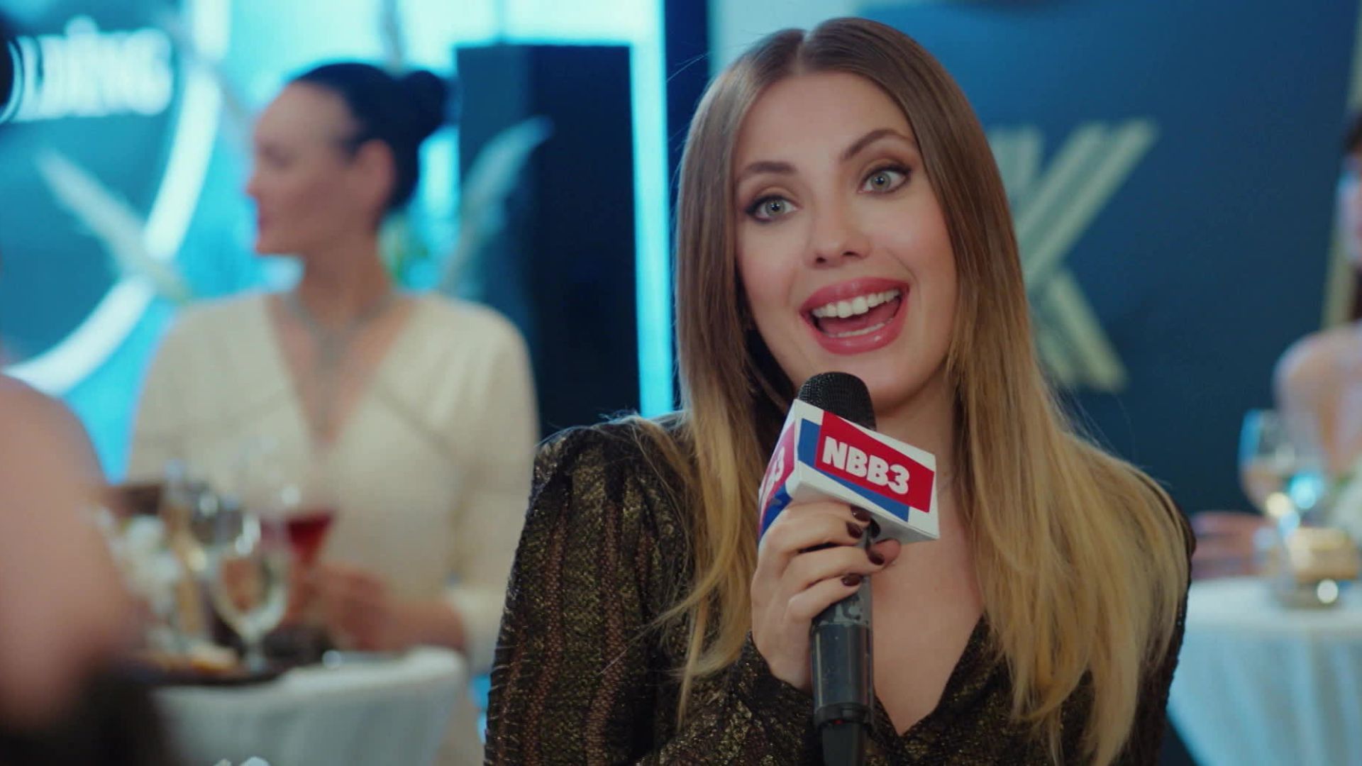 Eda Ece (Yildiz) in una scena di Forbidden Fruit 4