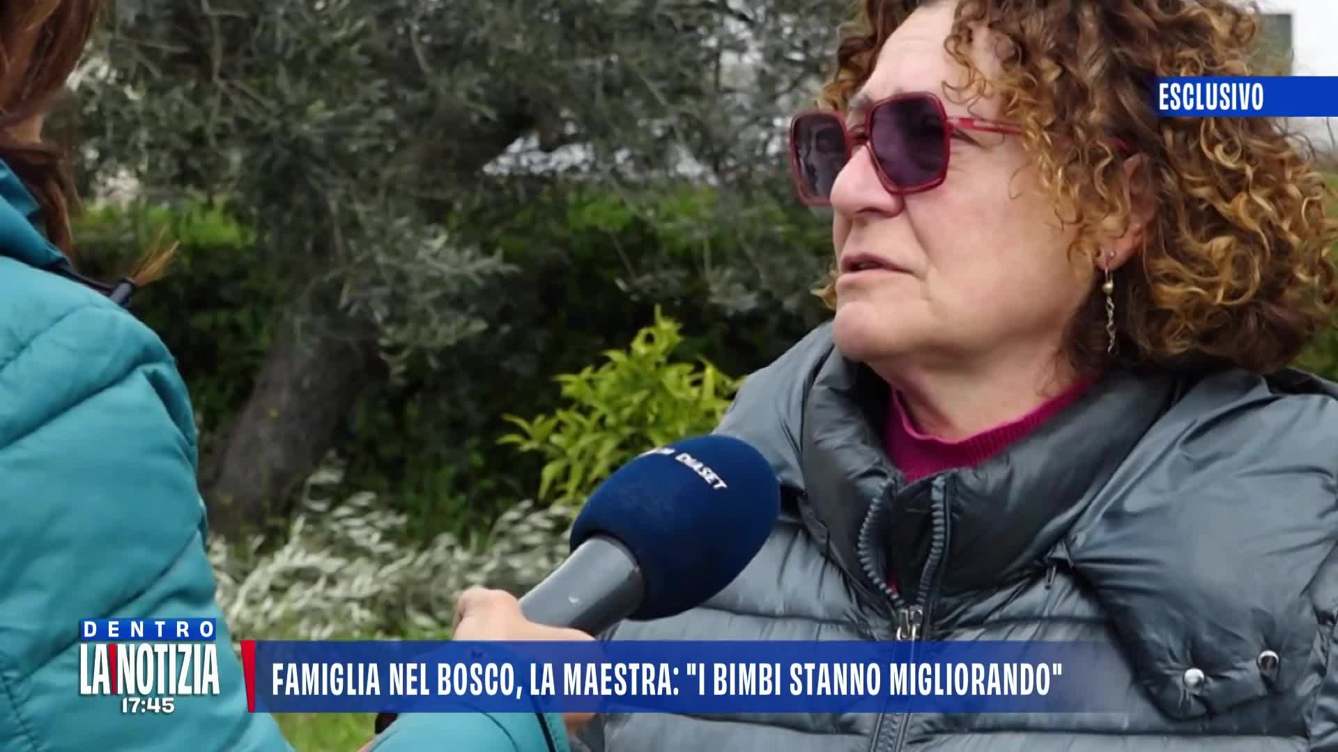 La maestra dei bambini della famiglia nel bosco