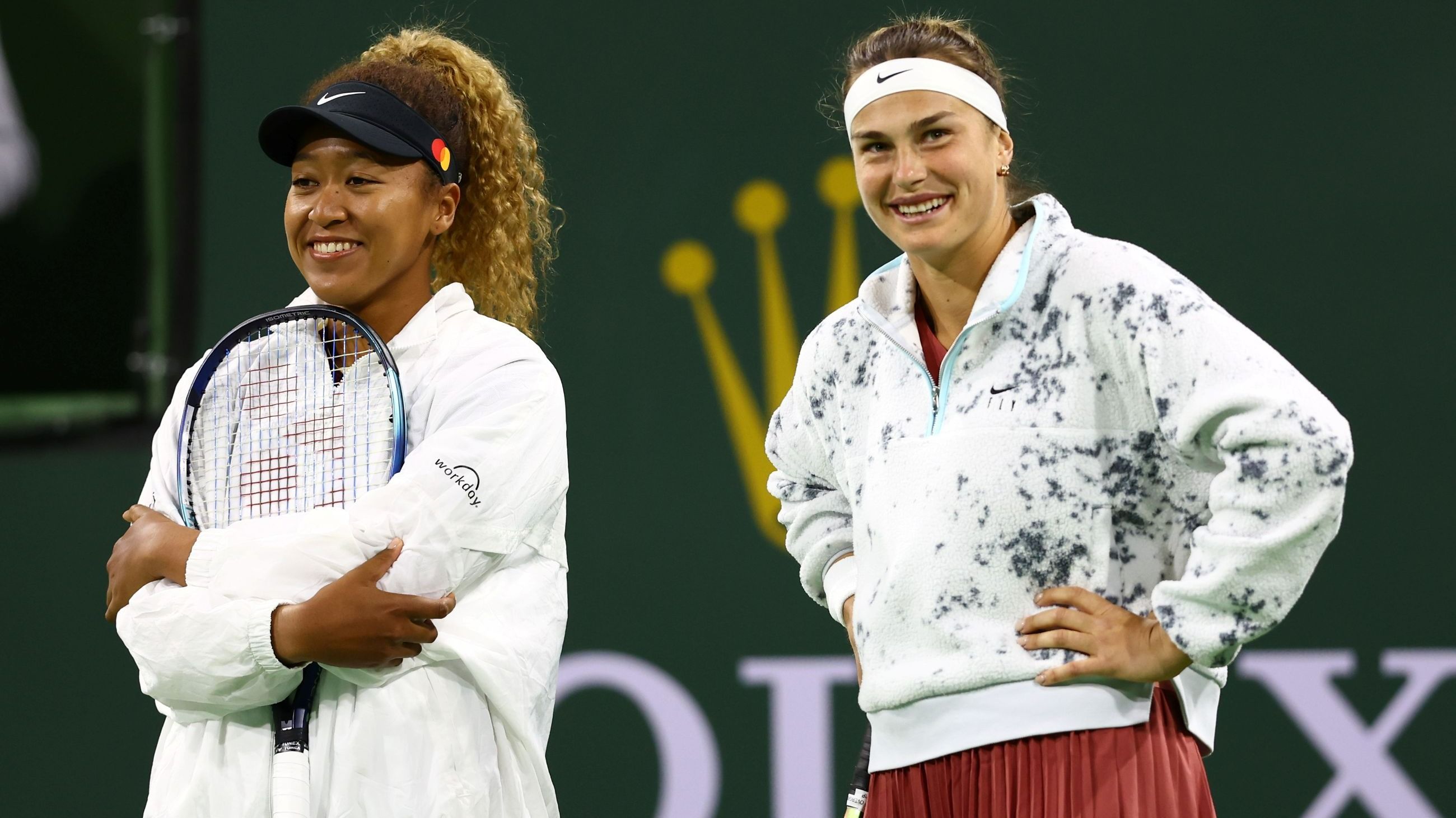 Naomi Osaka del Giappone e Aryna Sabalenka della Bielorussia, di buon umore prima di scendere in campo nell’Eisenhower Cup, nel secondo giorno del BNP Paribas Open all’Indian Wells Tennis Garden, l’8 marzo 2022, a Indian Wells, California - Credits: Getty Images