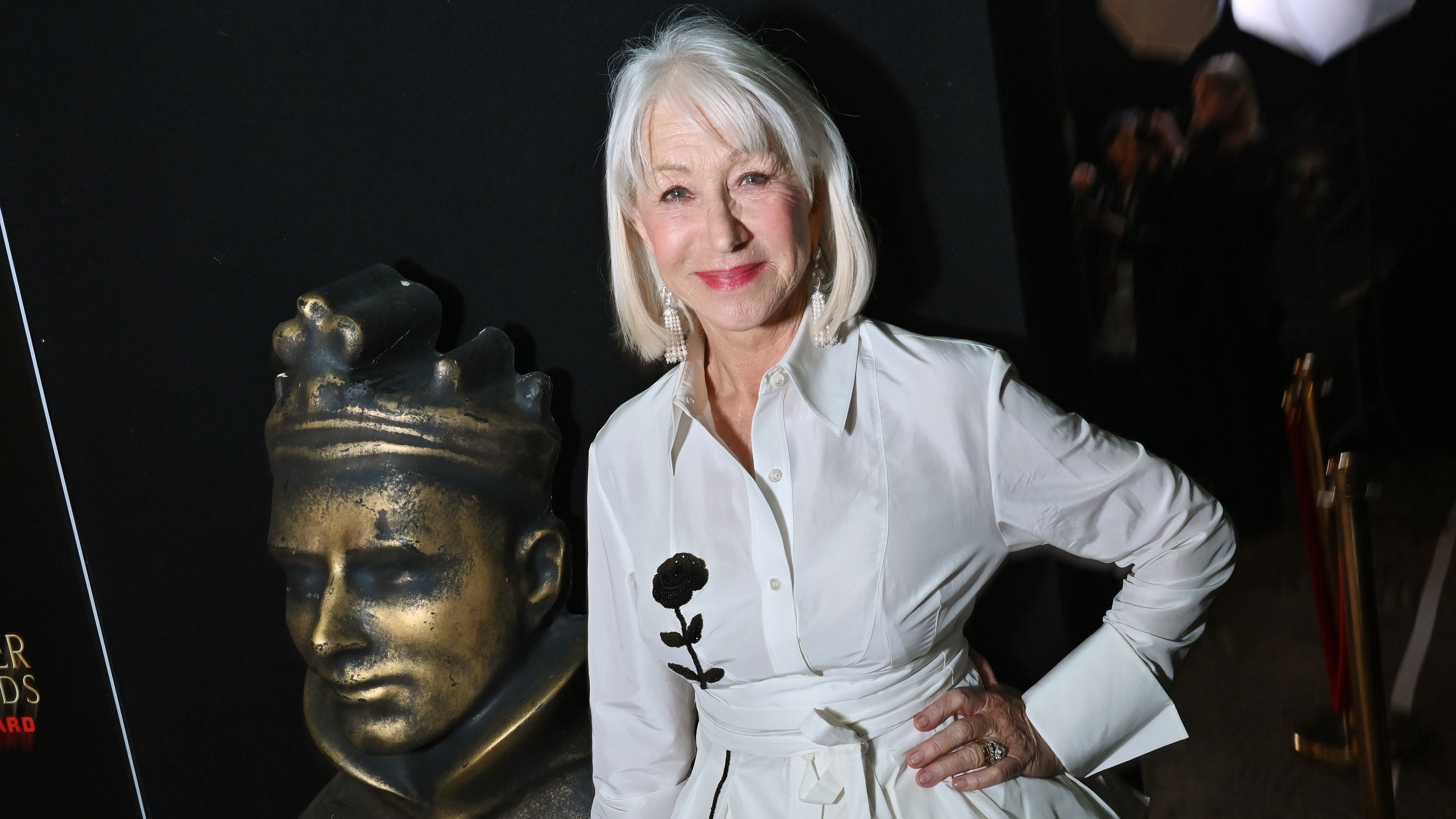 Dame Helen Mirren posa nel backstage durante i Premi Olivier 2026, che celebrano il loro 50º anniversario, alla Royal Albert Hall il 12 aprile 2026 a Londra, Inghilterra - Credits: Getty Images

