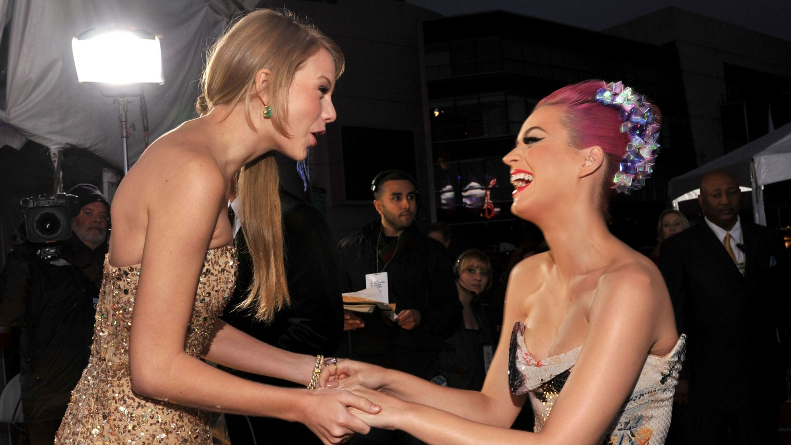 Le cantanti Taylor Swift (a sinistra) e Katy Perry arrivano agli American Music Awards 2011, tenutisi al Nokia Theatre L.A. LIVE, il 20 novembre 2011 a Los Angeles, in California - Credits: Getty Images 